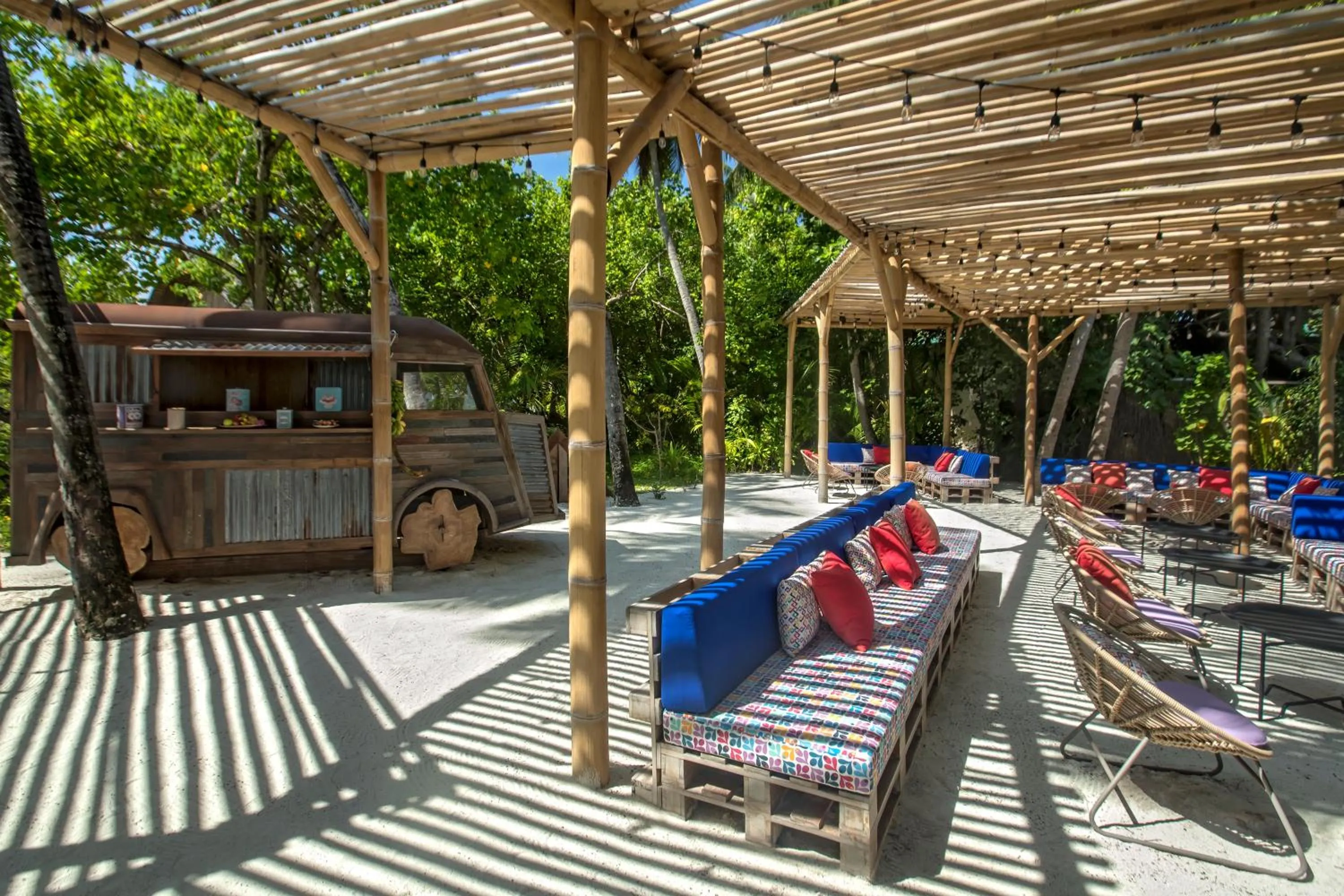 Lounge or bar in Constance Moofushi Maldives - All Inclusive