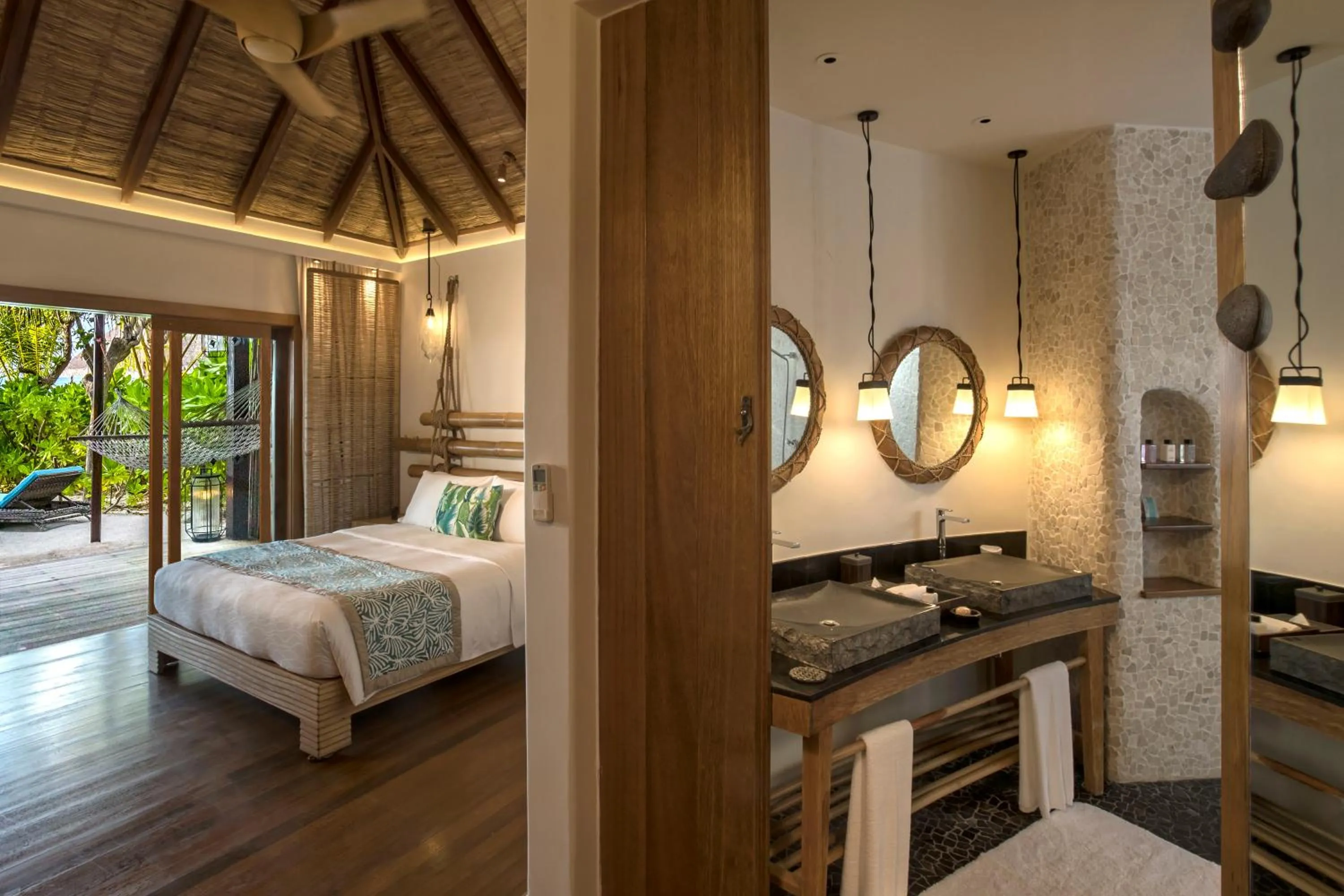 Bed in Constance Moofushi Maldives - All Inclusive