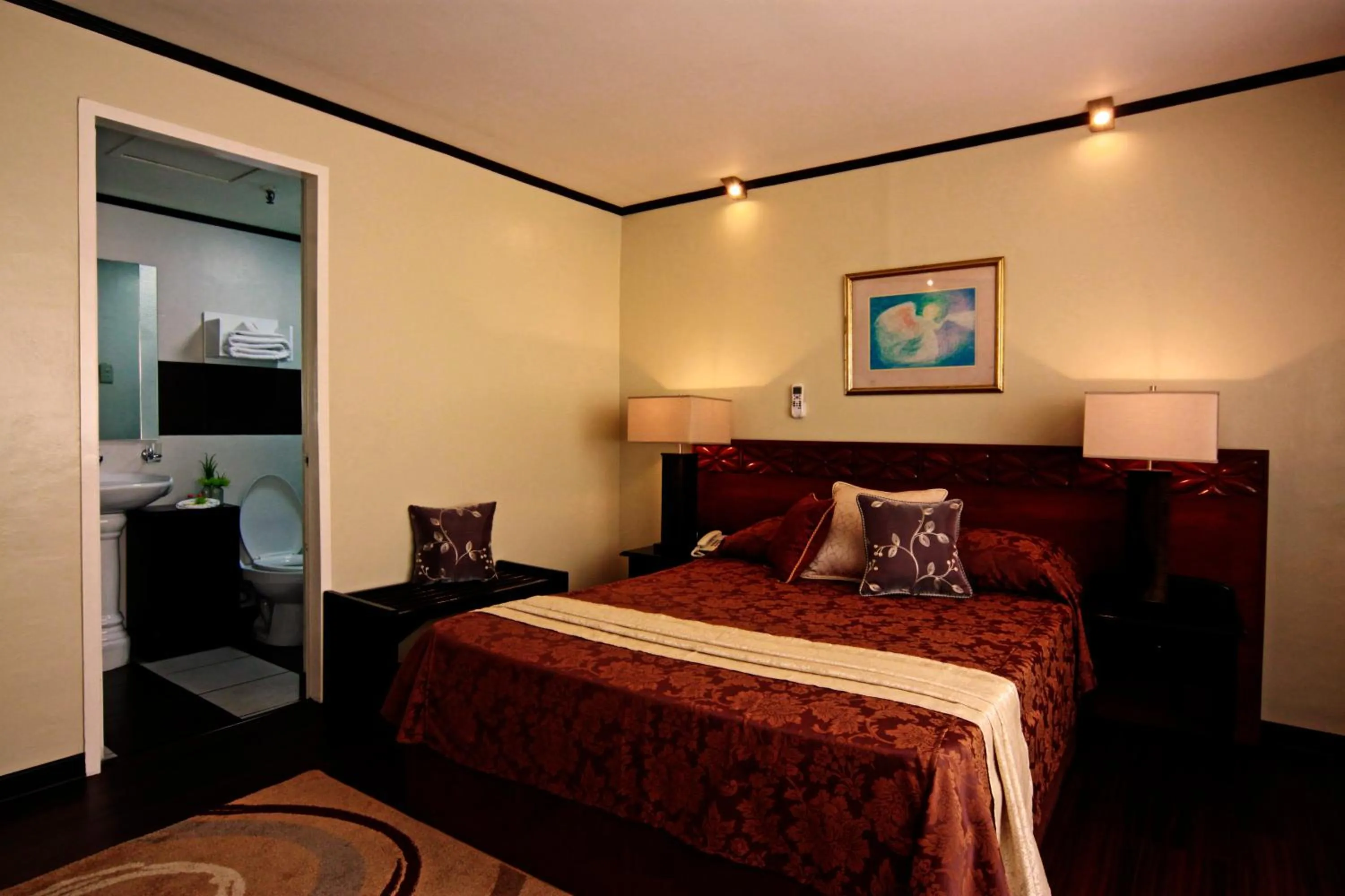 Photo of the whole room, Bed in Manila Manor Hotel