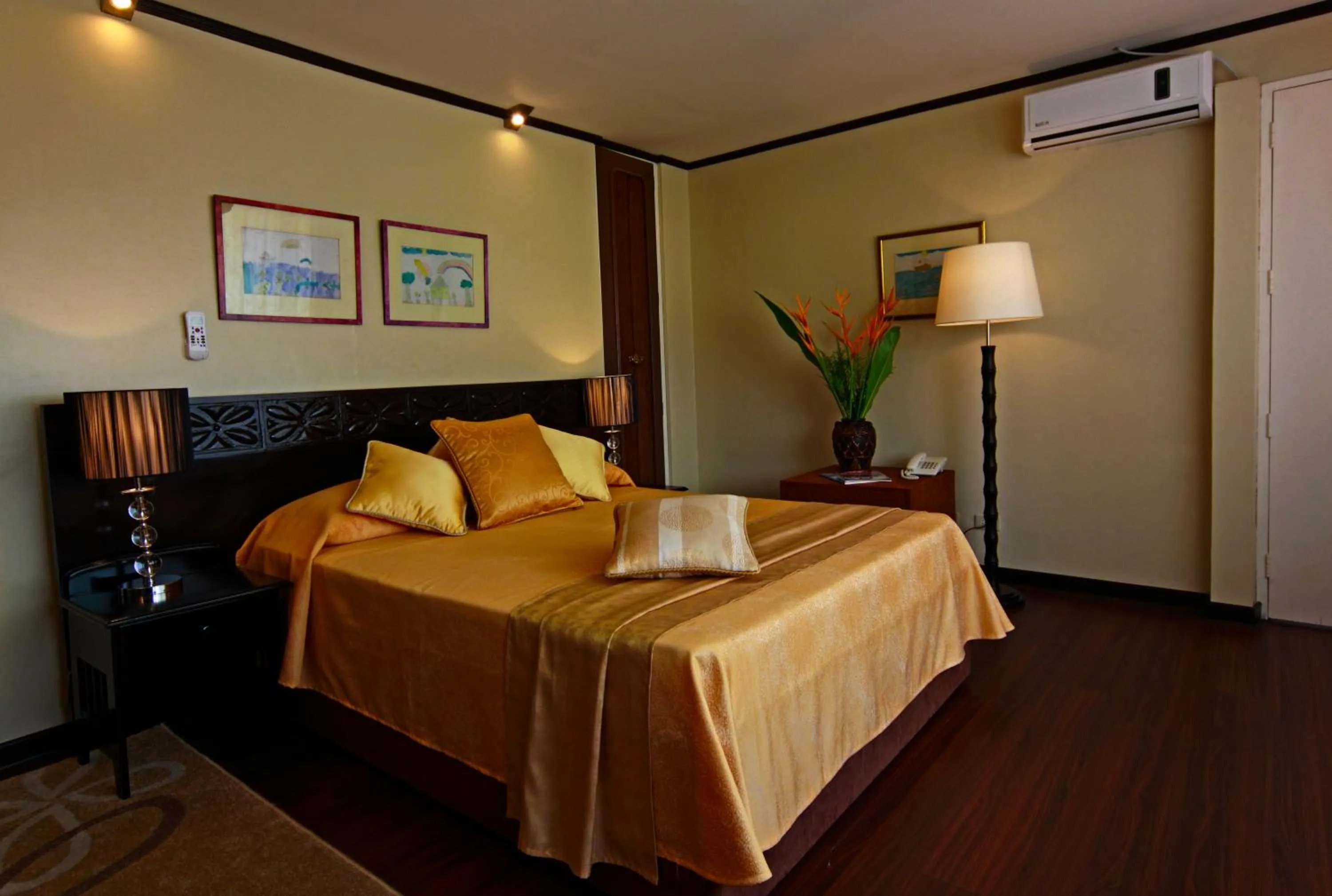 Photo of the whole room, Bed in Manila Manor Hotel