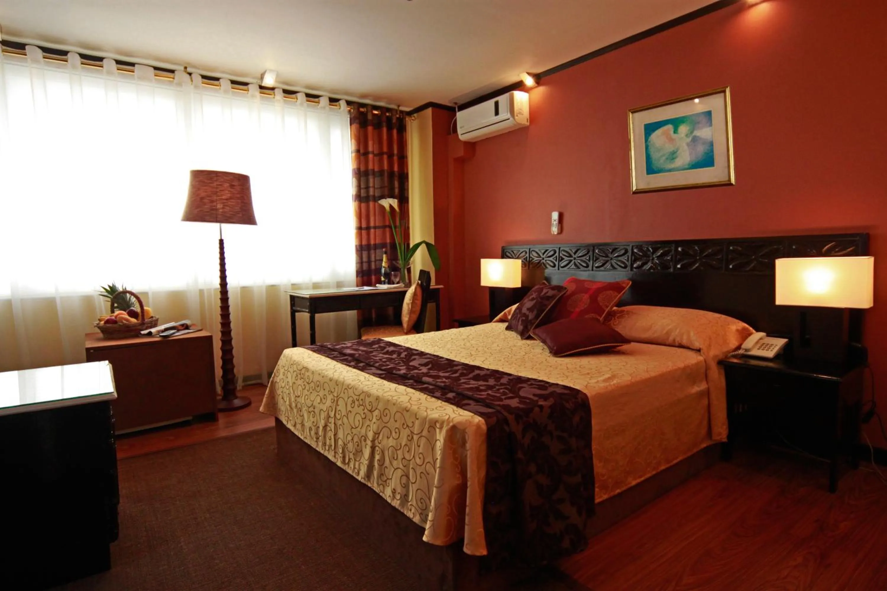 Photo of the whole room, Bed in Manila Manor Hotel