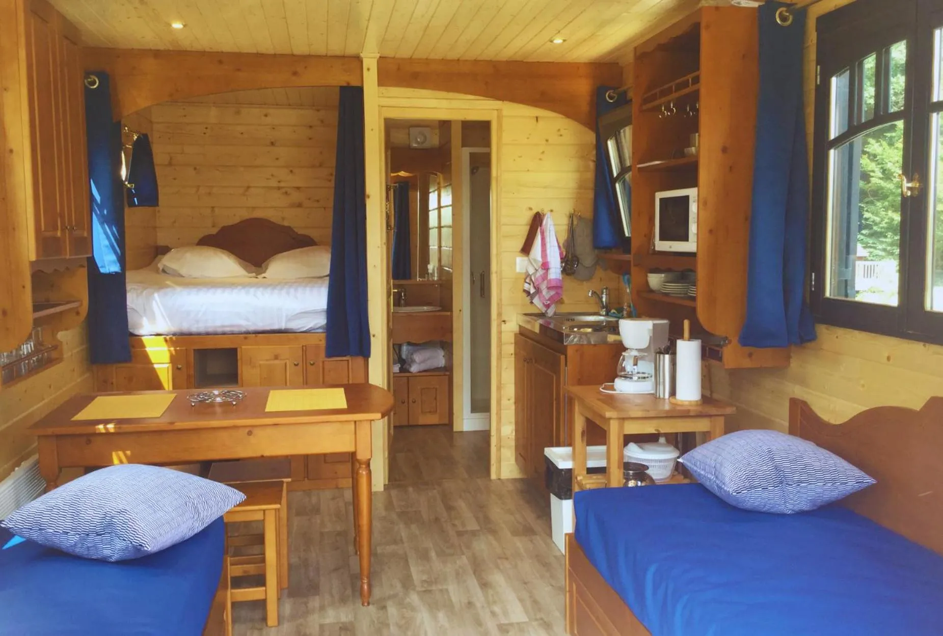 Living room, Bed in SAS Le Hameau des Grilles