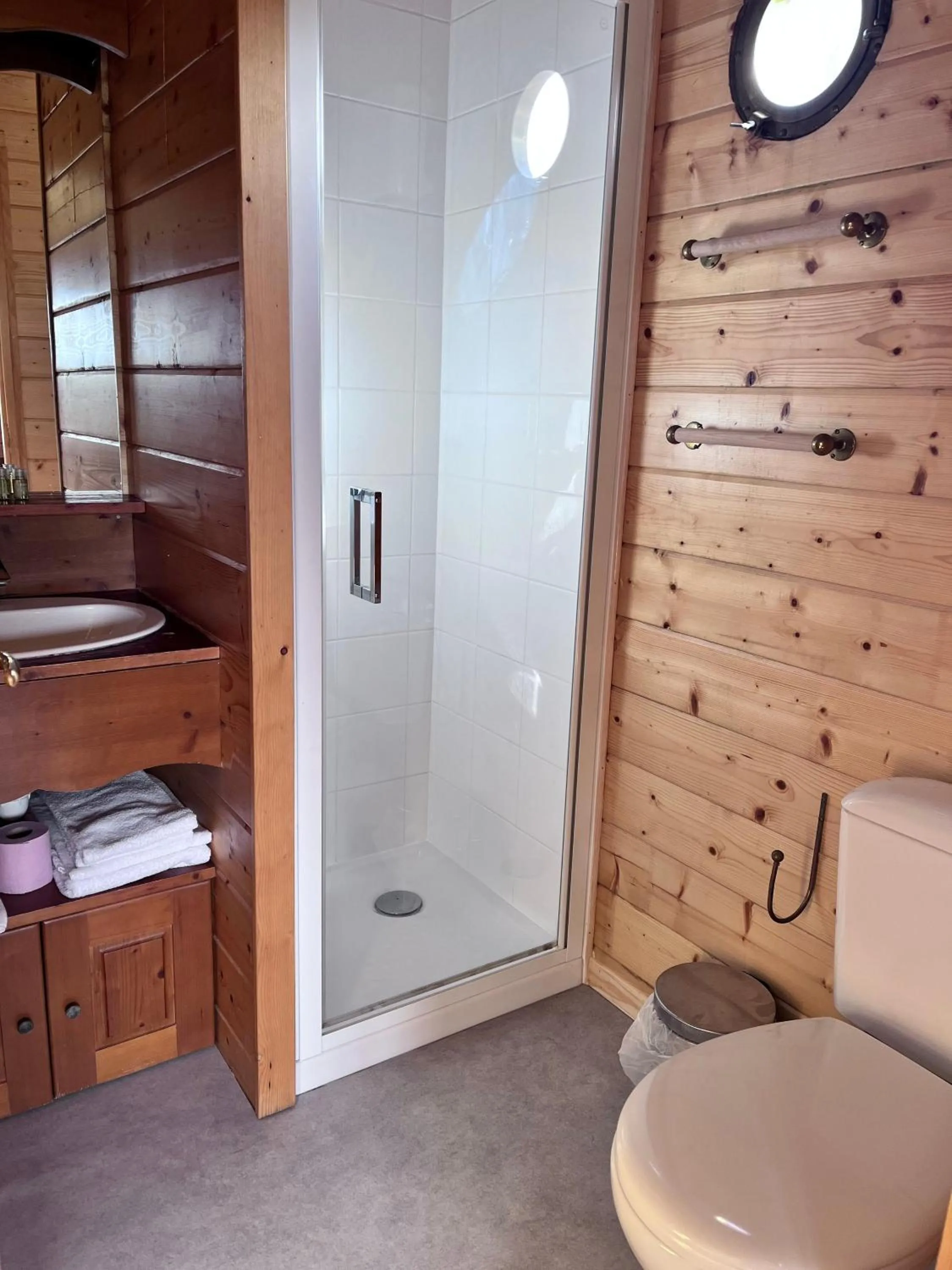 Shower in SAS Le Hameau des Grilles
