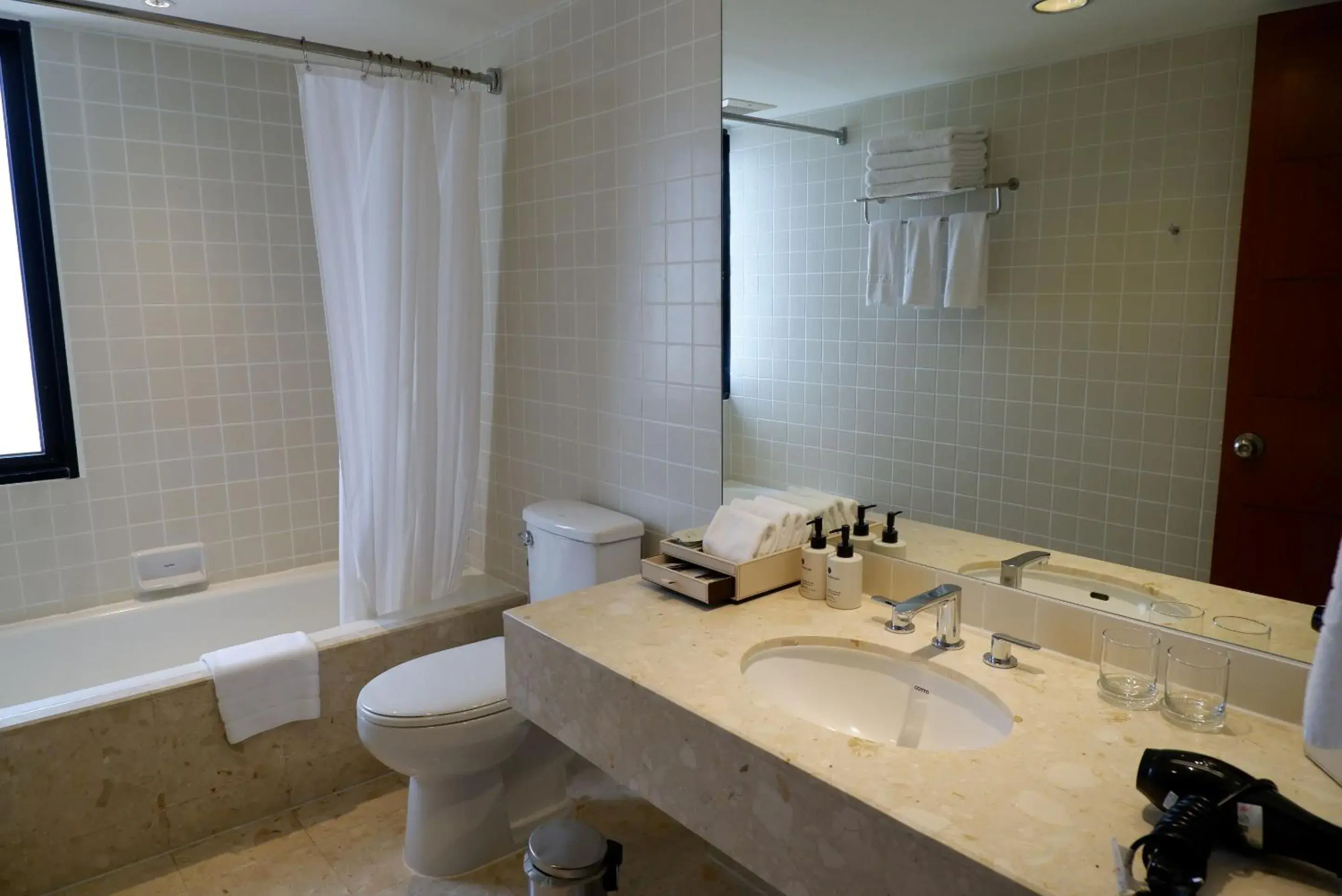 Deluxe Three-Bedroom Twin in Chatrium Residence Sathon Bangkok Deluxe Three-Bedroom Twin in Chatrium Residence Sathon Bangkok