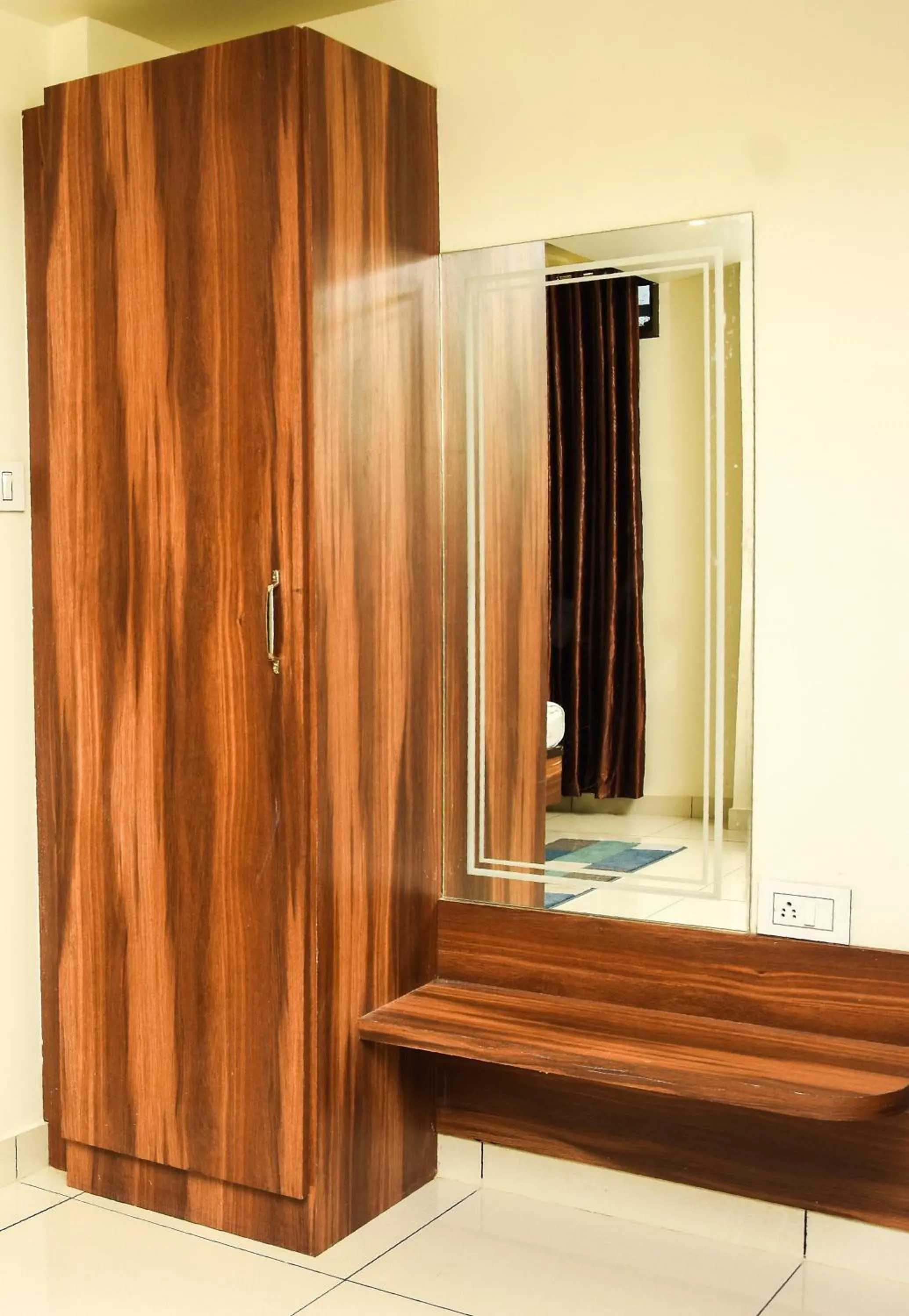 wardrobe in Hotel Shyam Palace