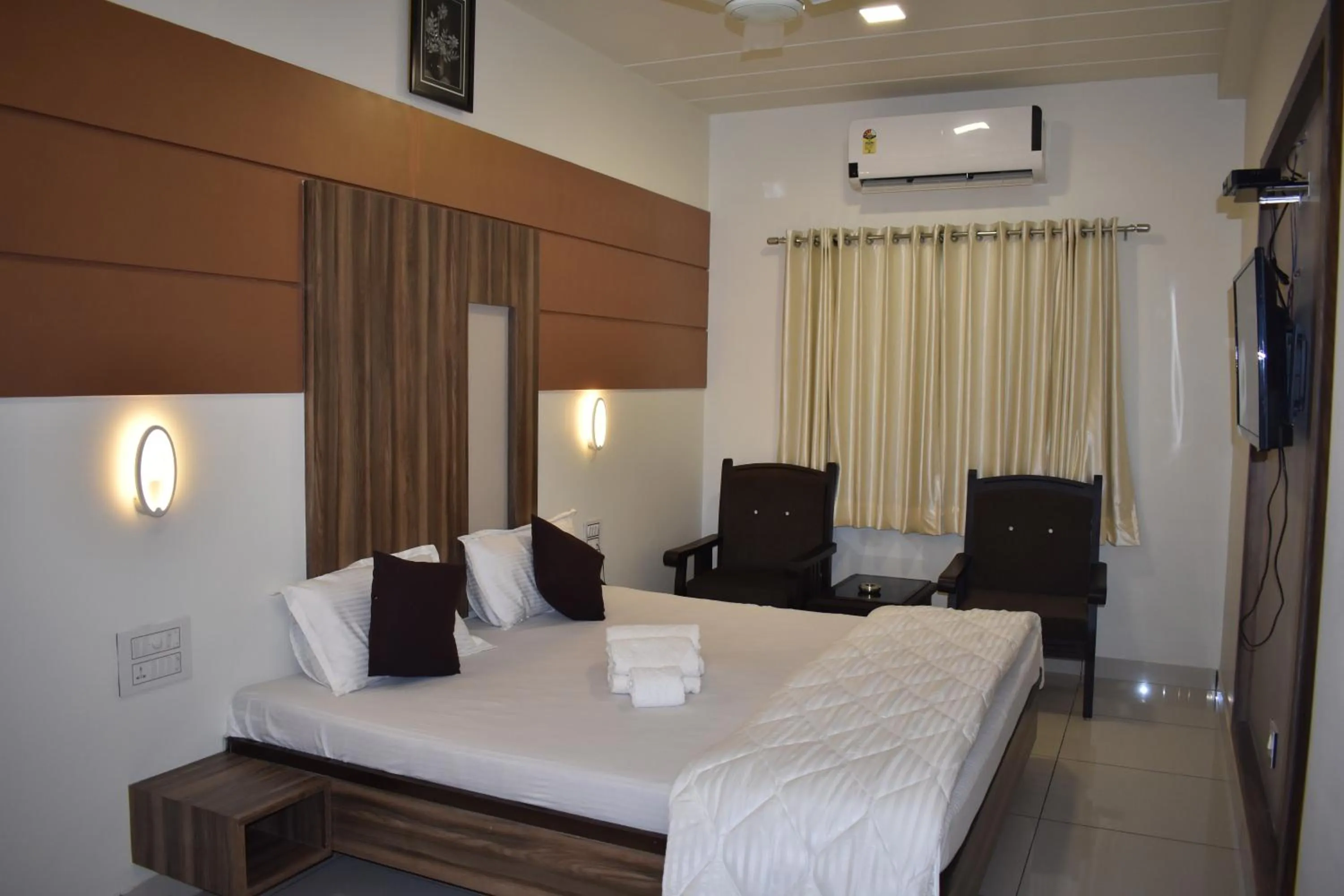 BBQ facilities, Bed in Hotel Shyam Palace