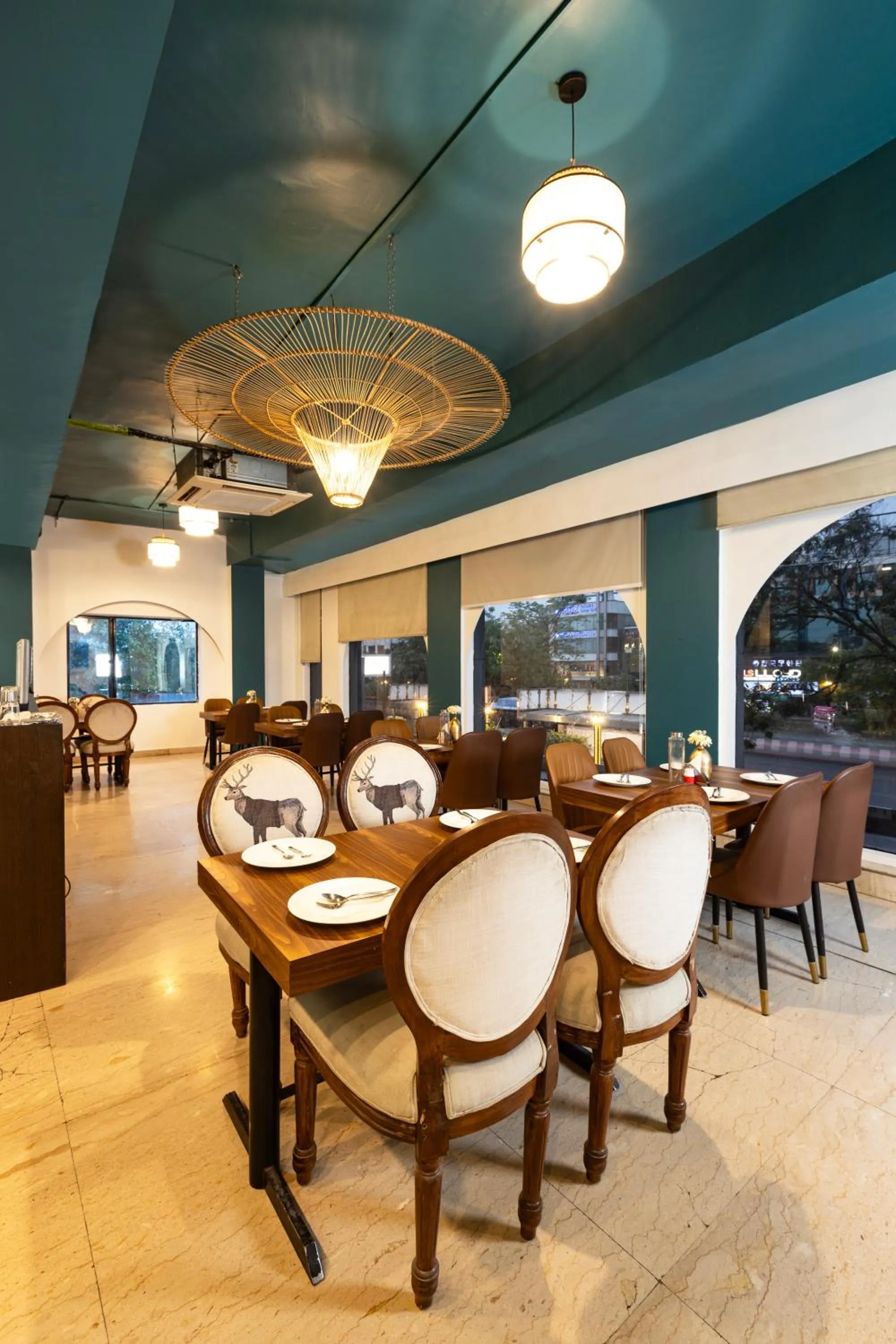 Restaurant/places to eat in Skon Boutique by Orion Hotels