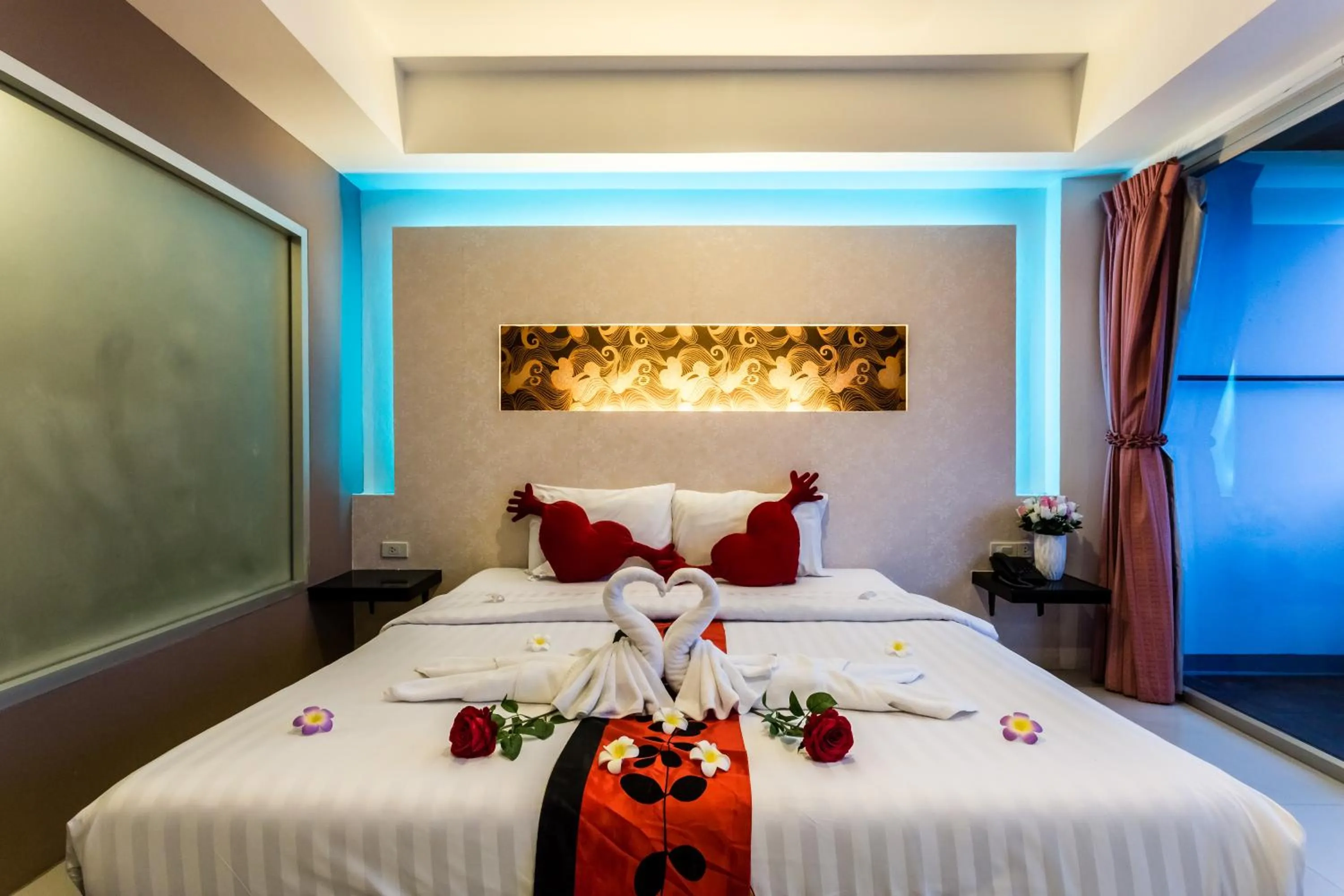 Photo of the whole room, Bed in 7Q Patong Beach Hotel