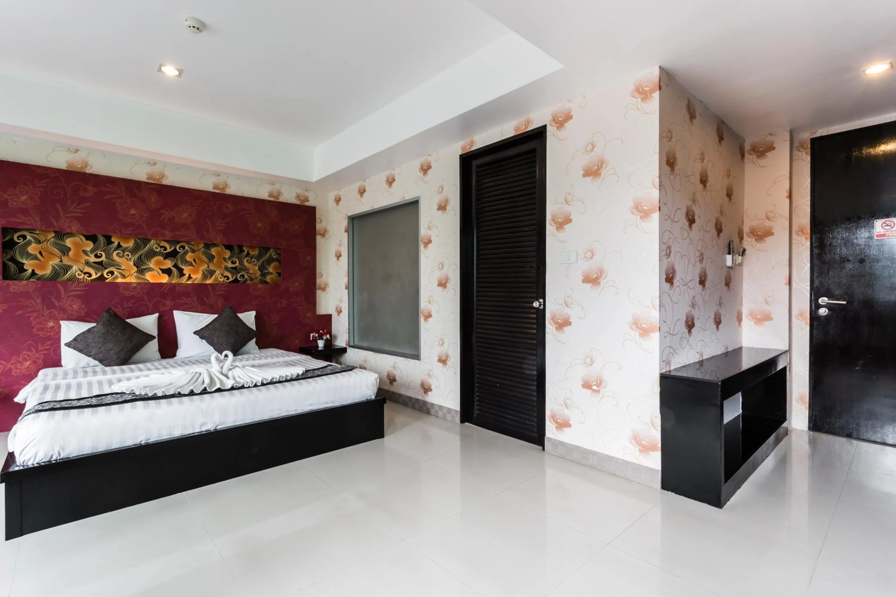 Photo of the whole room, Bed in 7Q Patong Beach Hotel