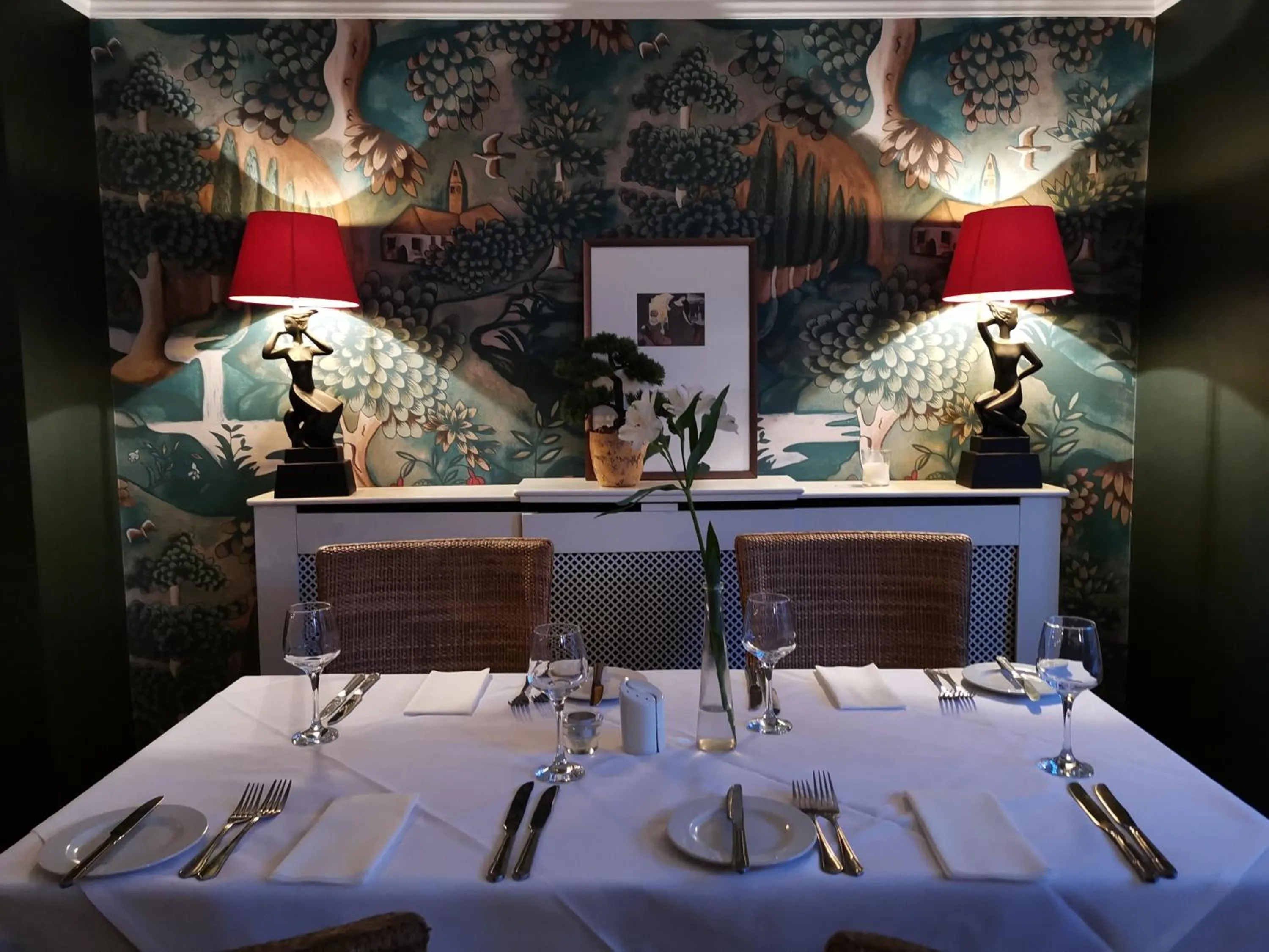 Restaurant/places to eat in Tower Hotel