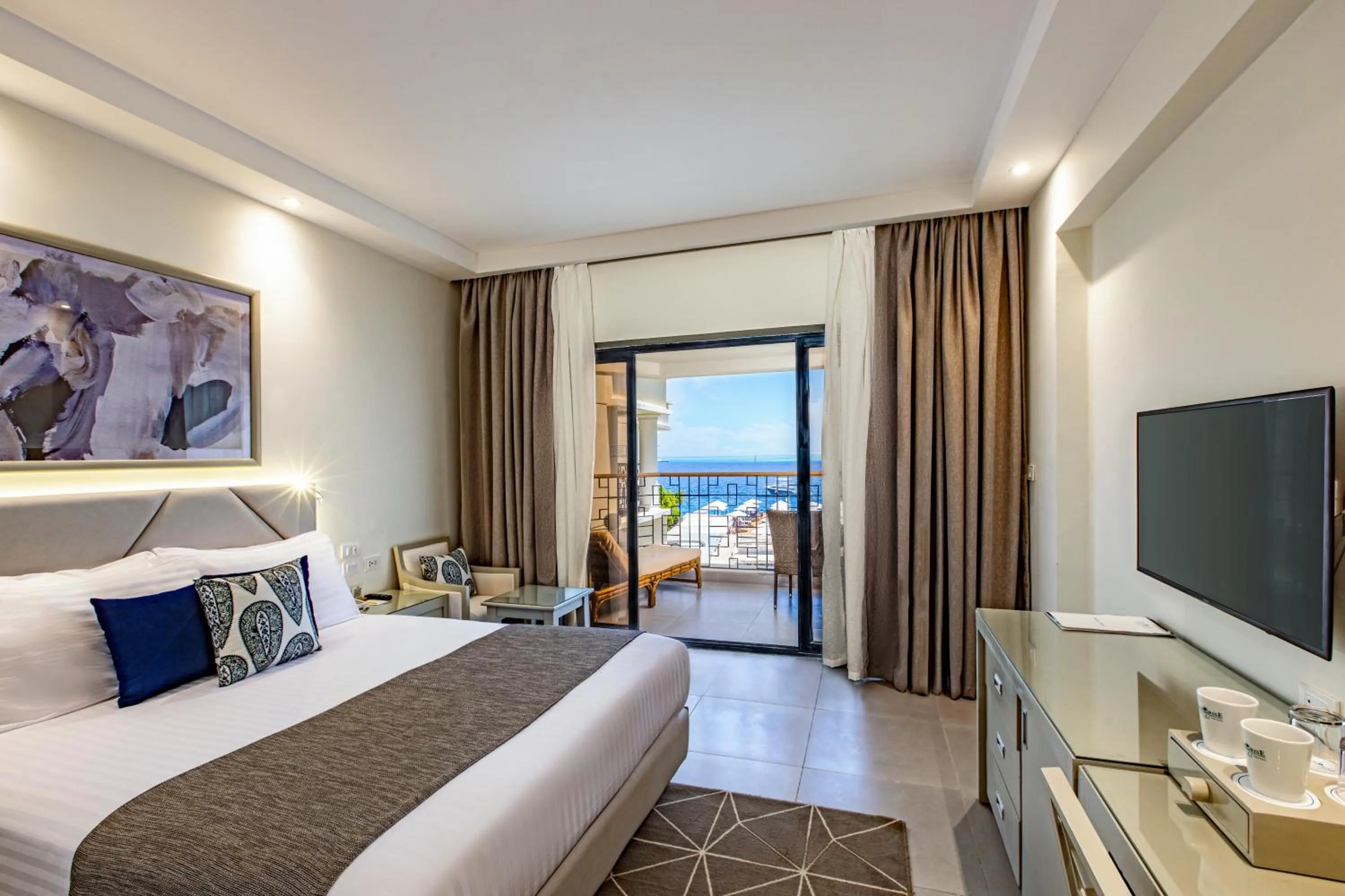 Bed in Sunrise Holidays Resort -Adults Only