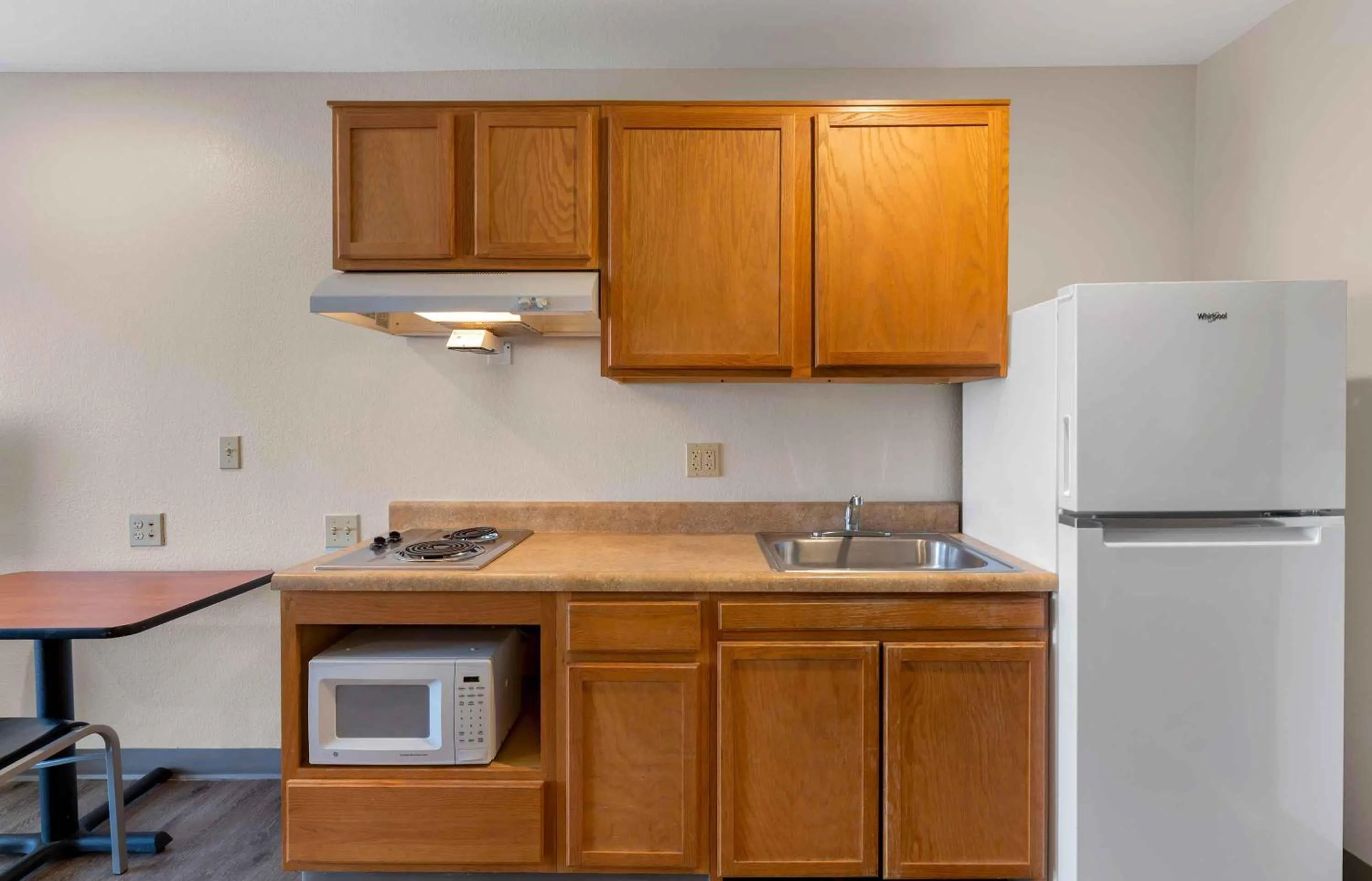 Kitchen or kitchenette in Extended Stay America Select Suites - Tampa - Brandon - East
