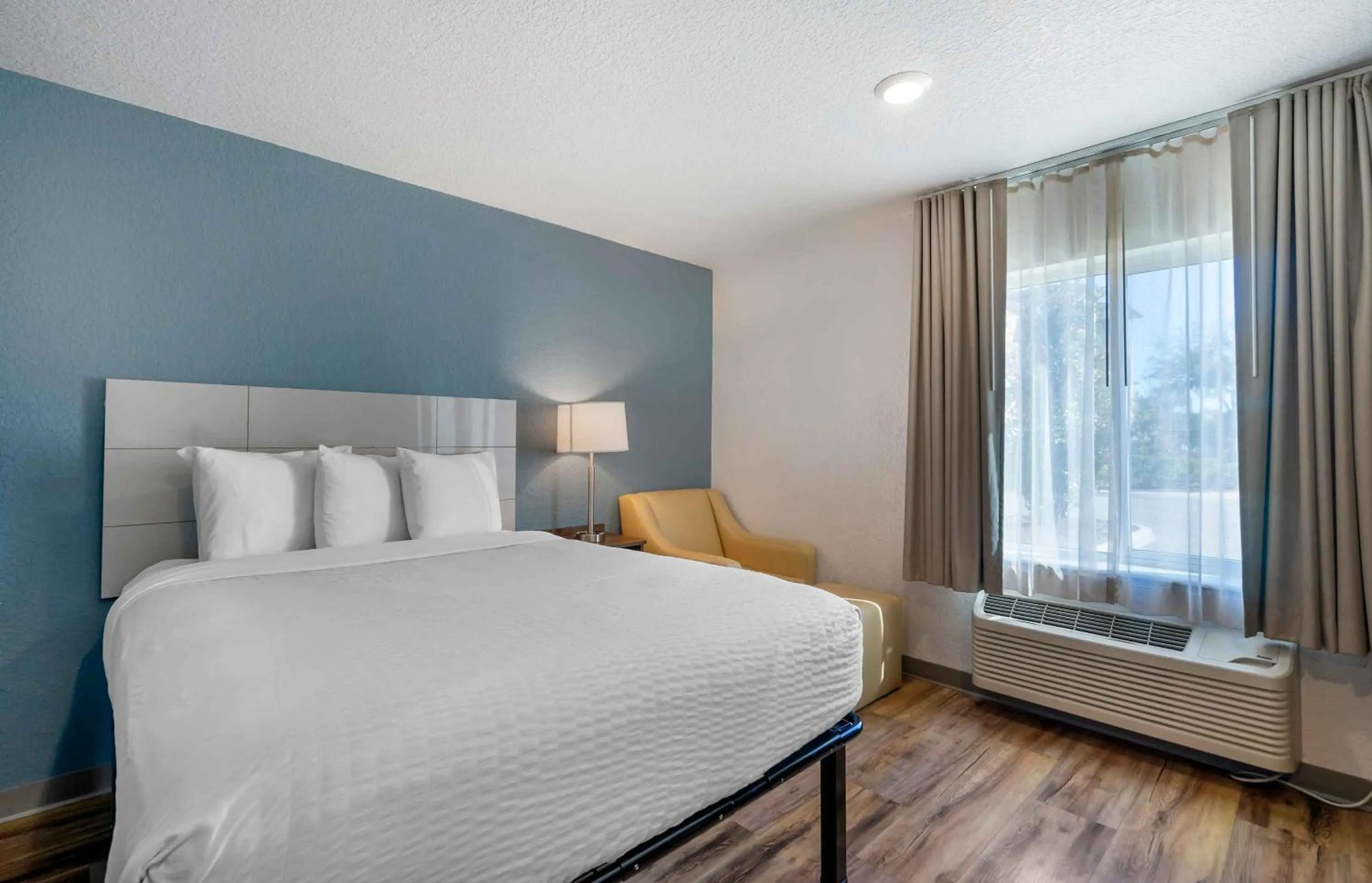 Bed in Extended Stay America Select Suites - Tampa - Brandon - East