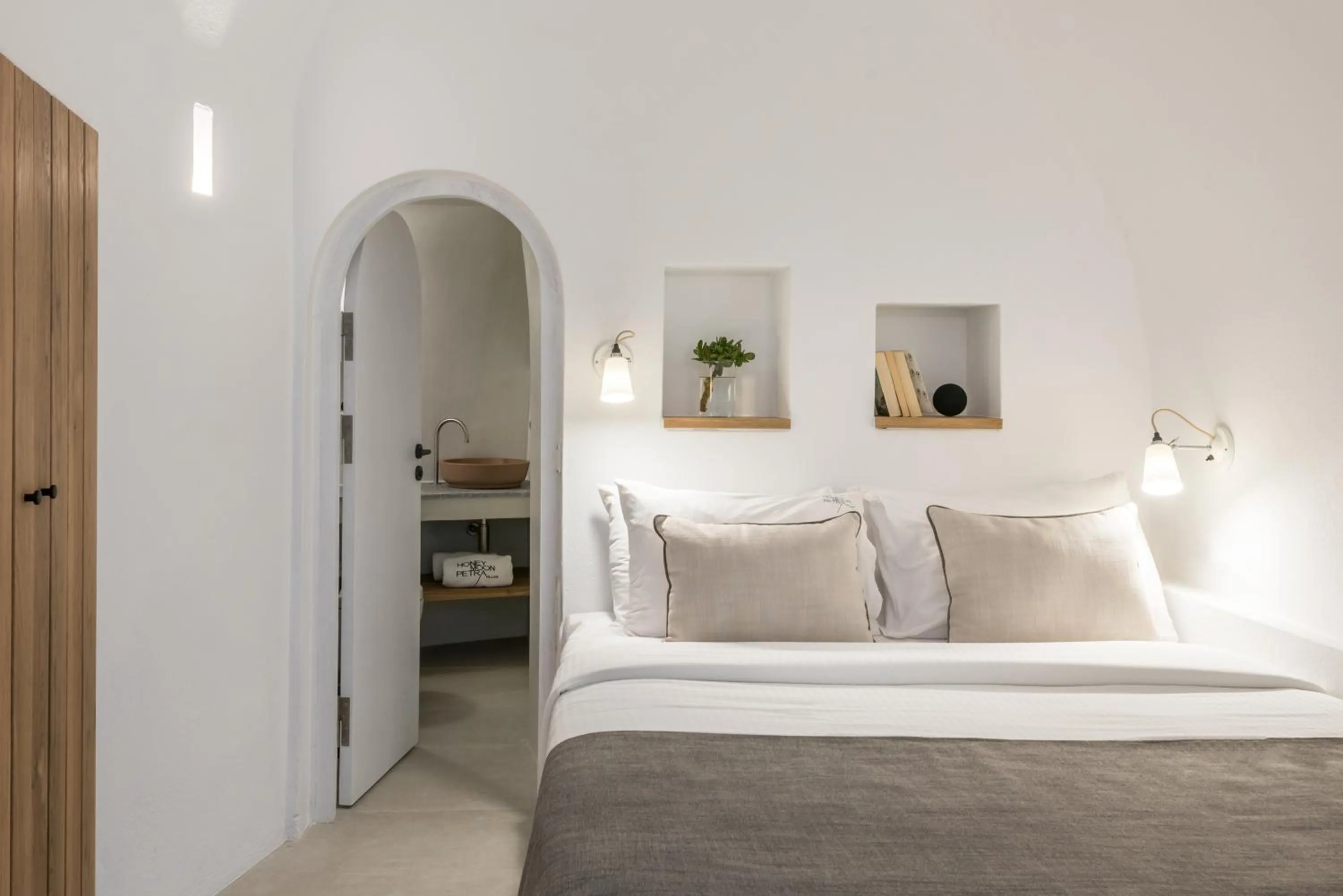 Bedroom, Bed in Honeymoon Petra Villas