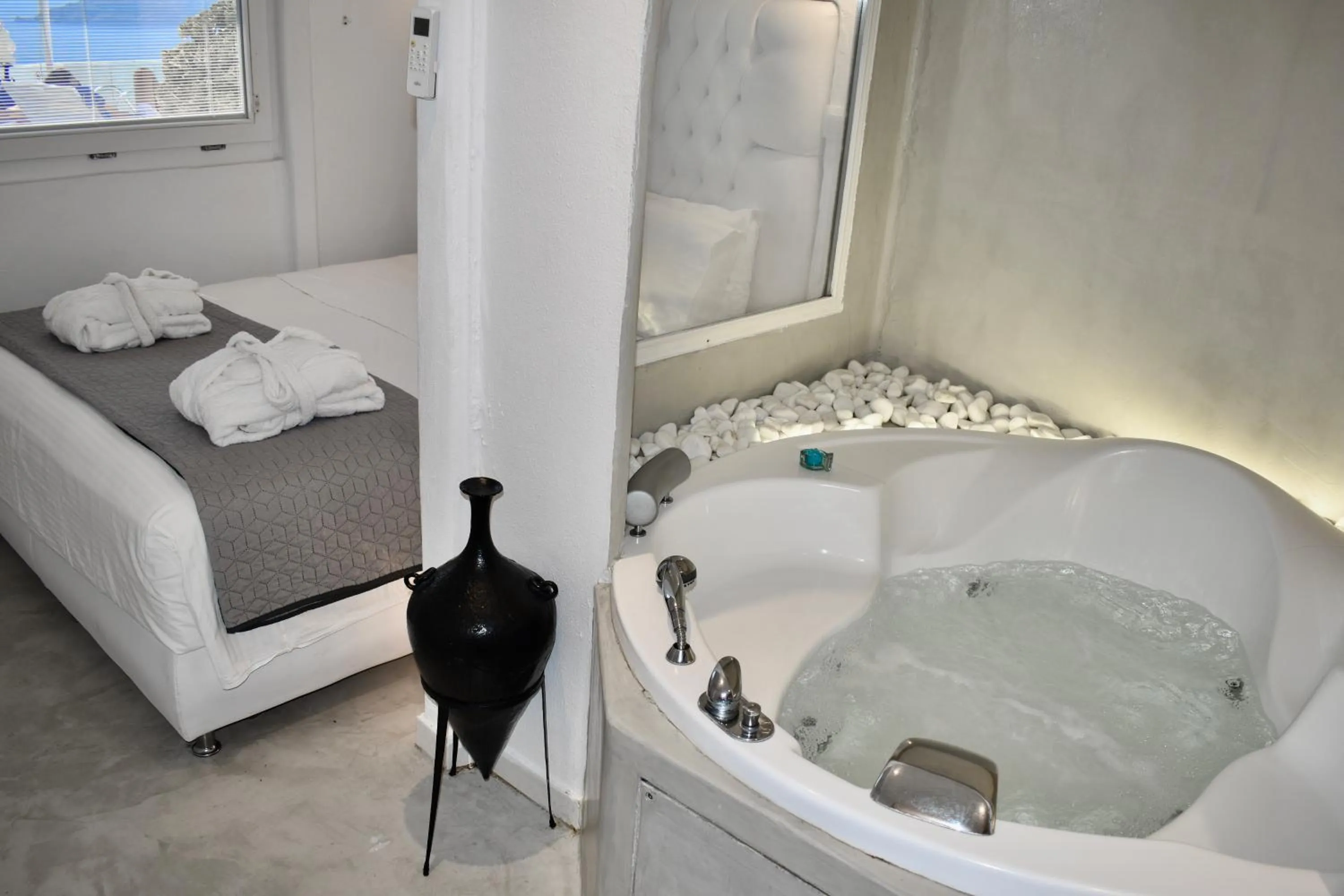 Hot Tub, Bed in Aeolos Art & Eco Suites Adults Only