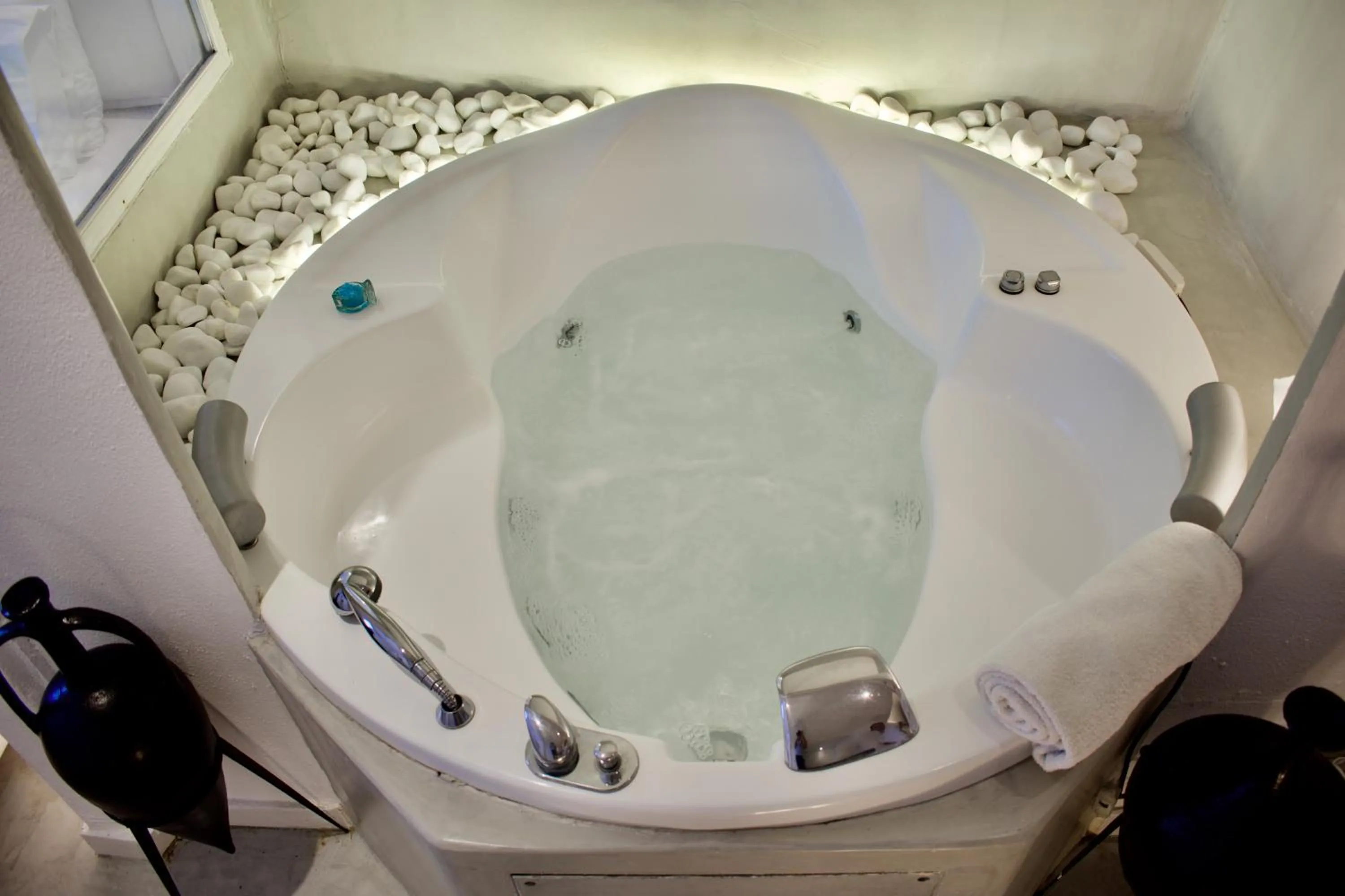 Hot Tub in Aeolos Art & Eco Suites Adults Only