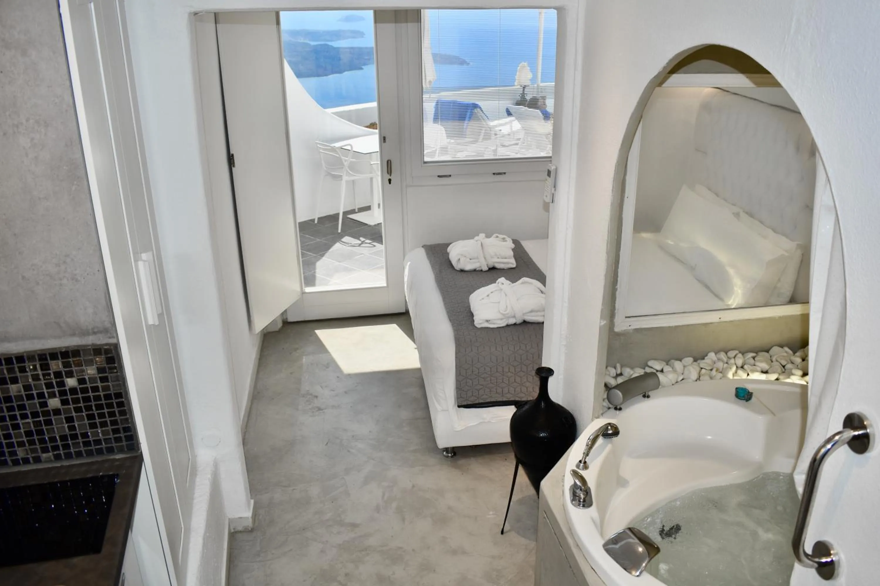 Hot Tub, Bed in Aeolos Art & Eco Suites Adults Only