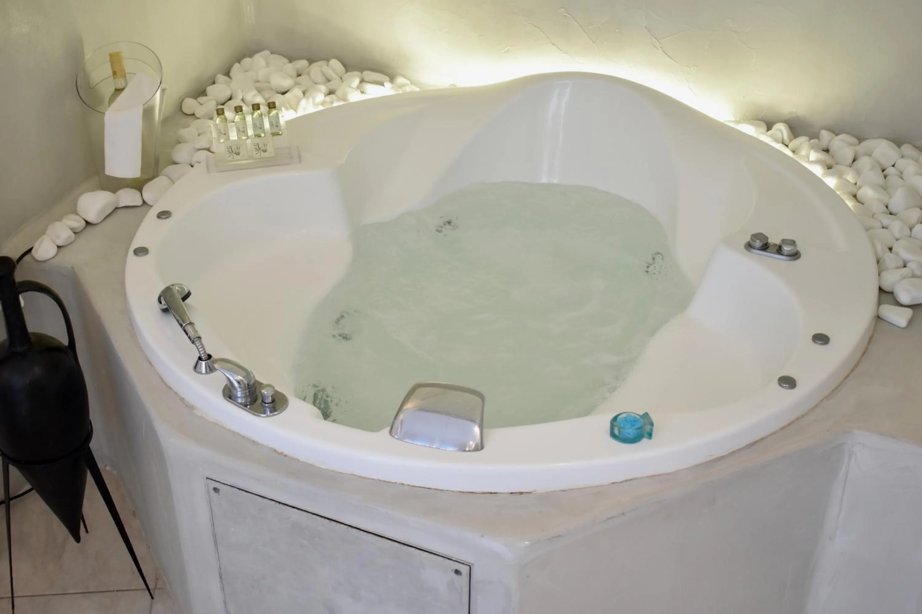 Hot Tub in Aeolos Art & Eco Suites Adults Only