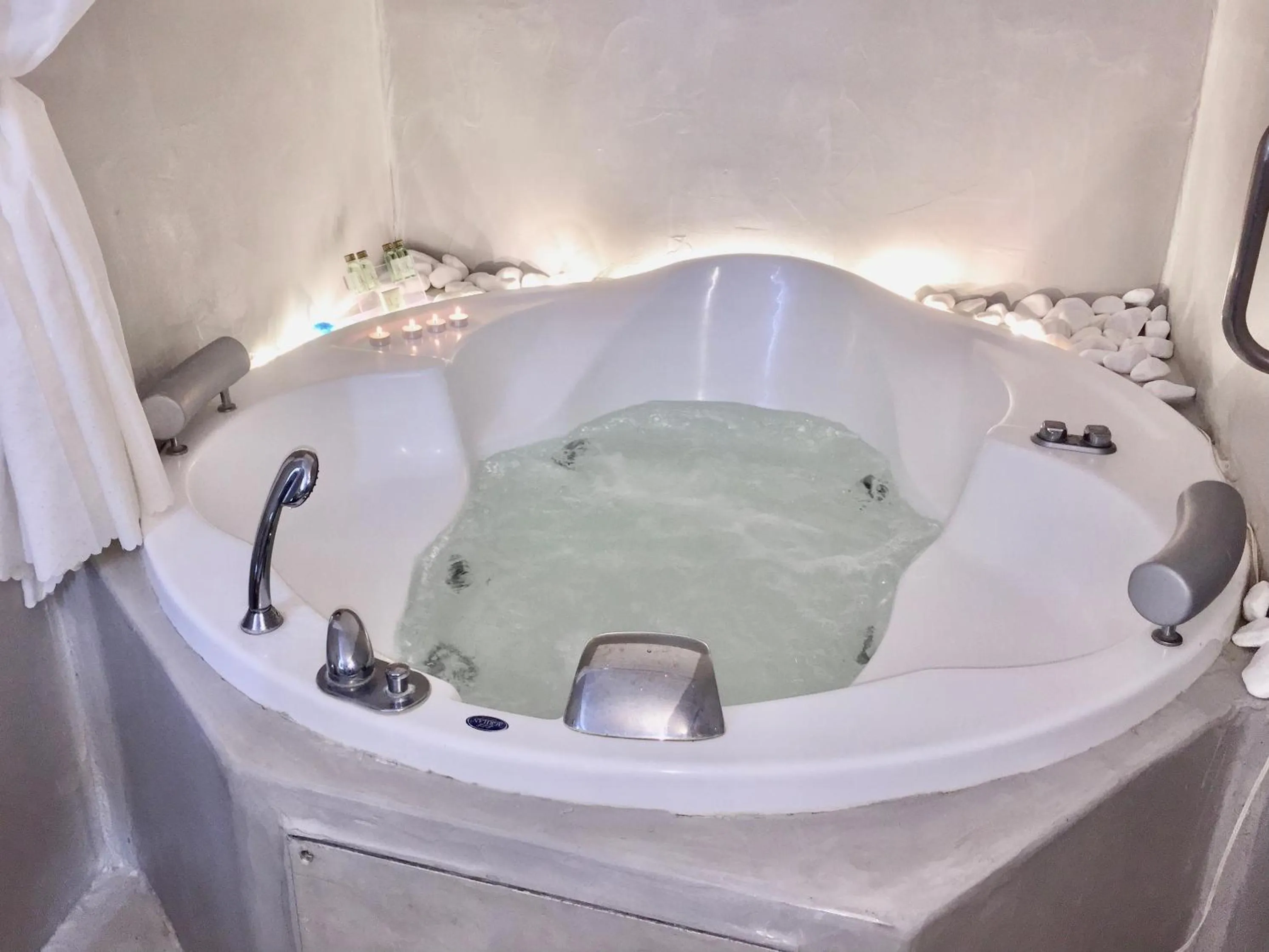 Hot Tub in Aeolos Art & Eco Suites Adults Only