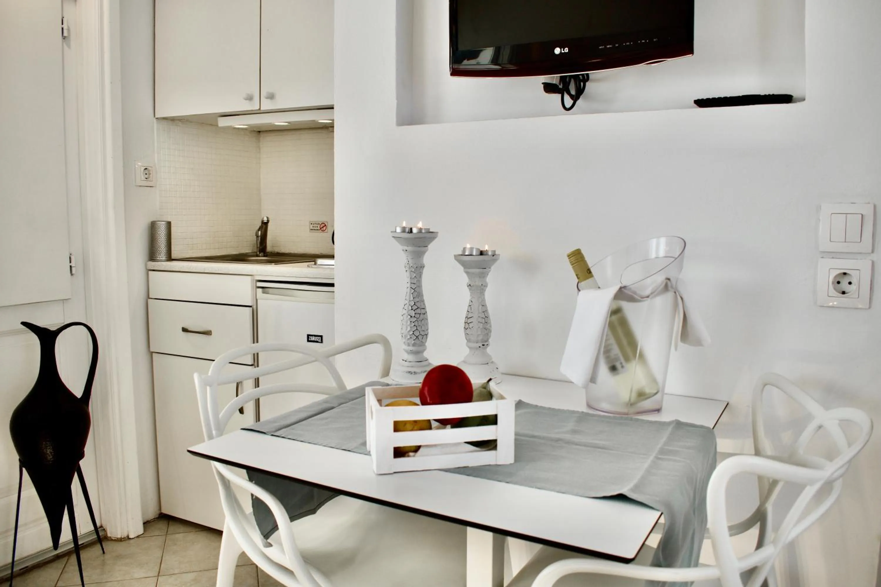 Kitchen or kitchenette in Aeolos Art & Eco Suites Adults Only