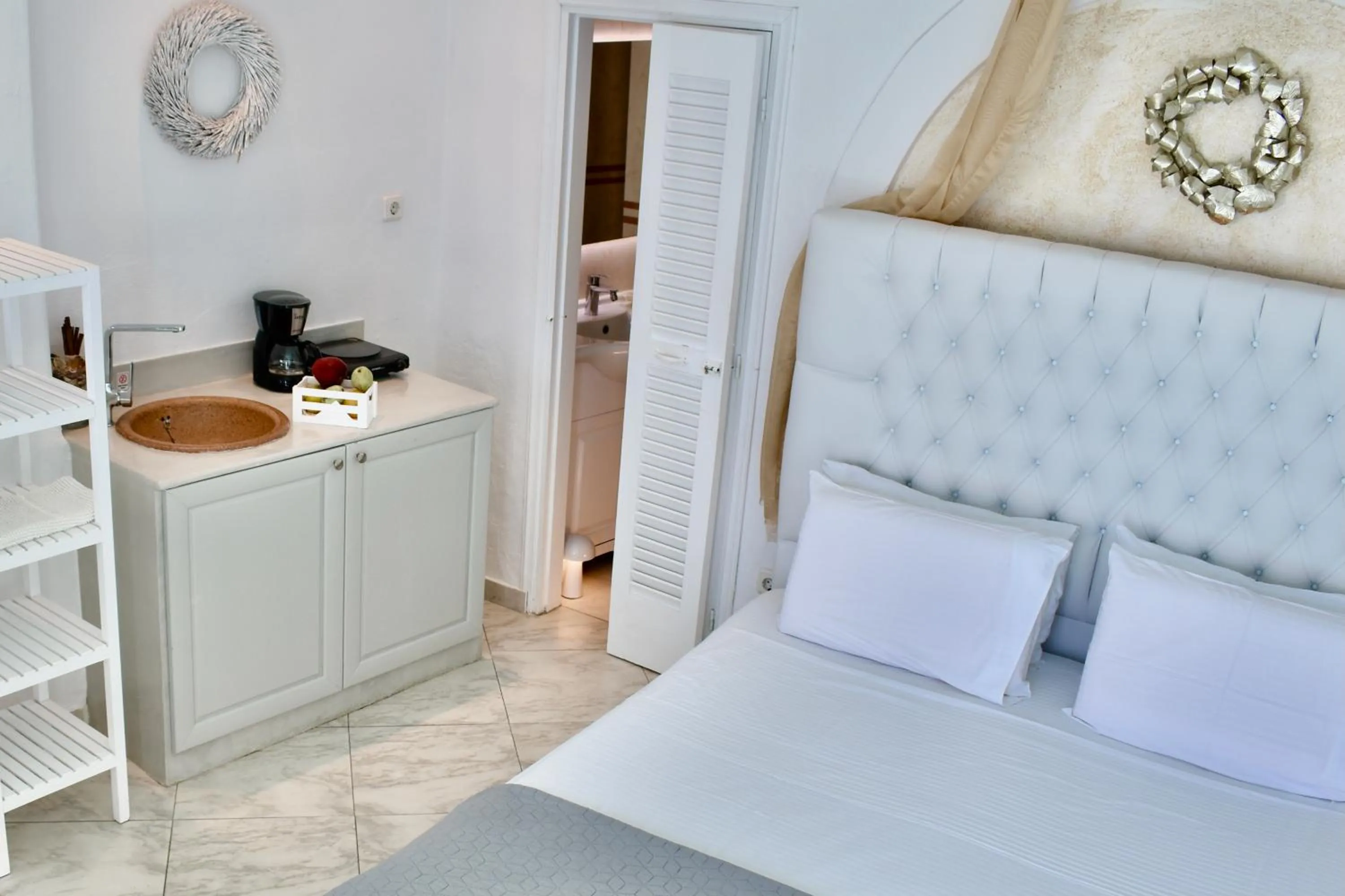 Kitchen or kitchenette, Bed in Aeolos Art & Eco Suites Adults Only