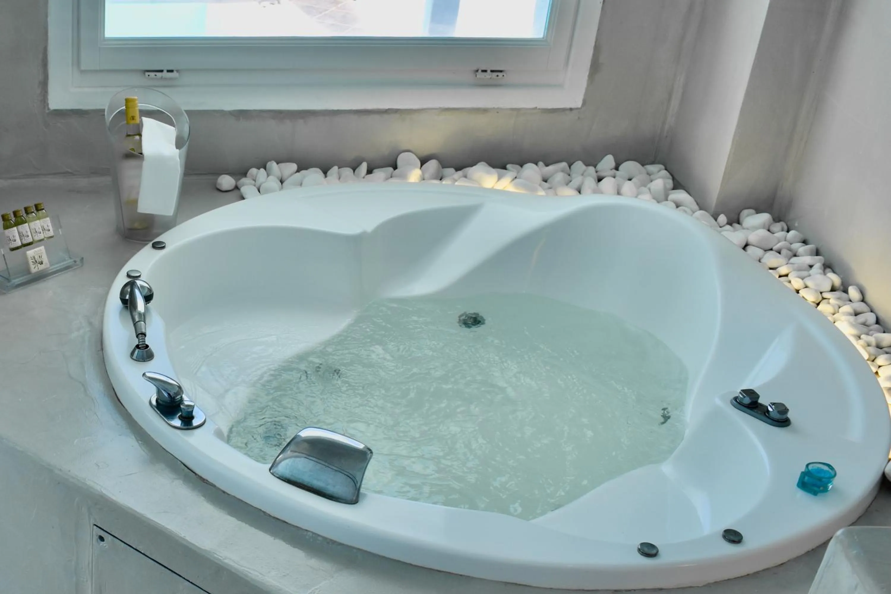 Hot Tub in Aeolos Art & Eco Suites Adults Only