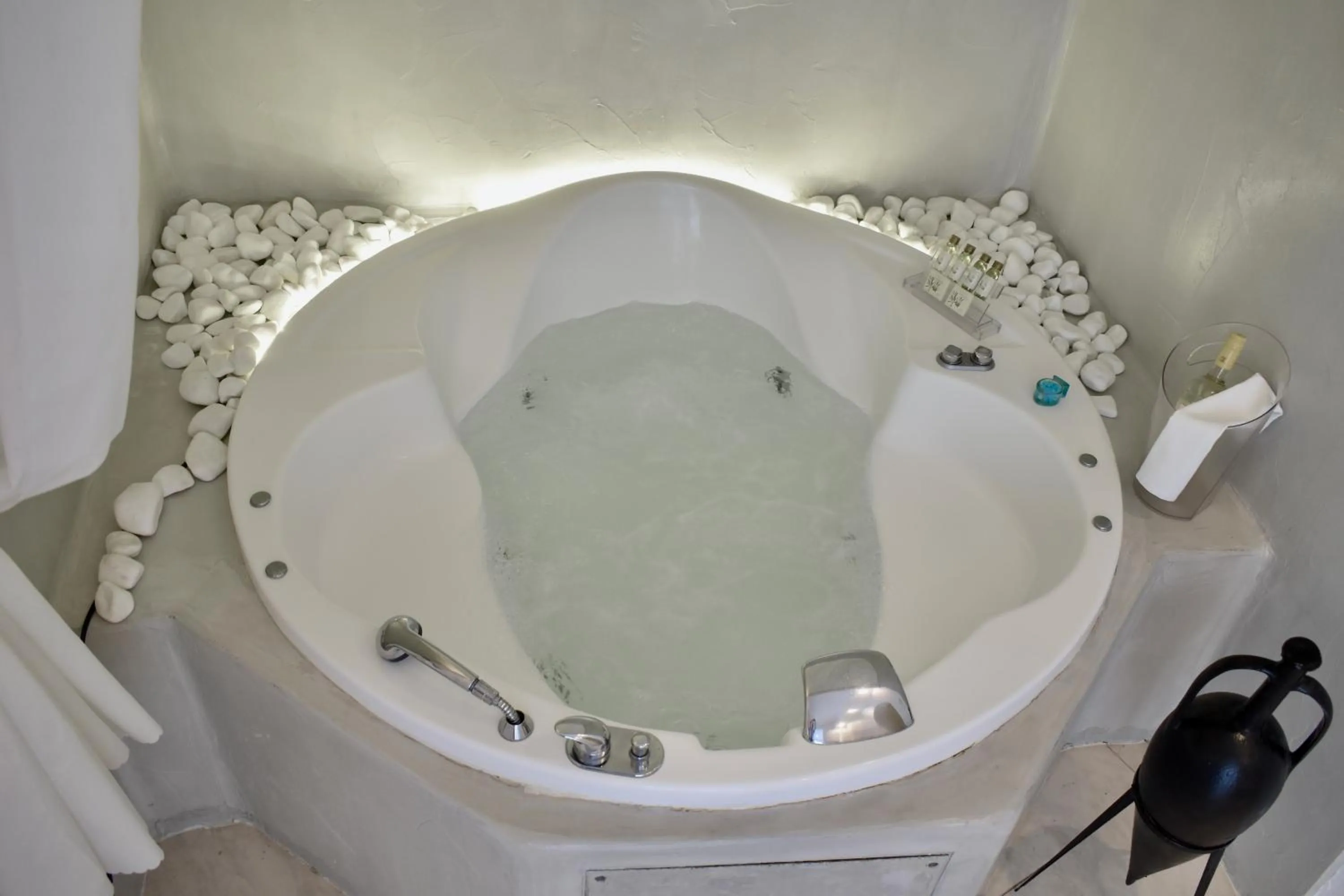 Hot Tub in Aeolos Art & Eco Suites Adults Only