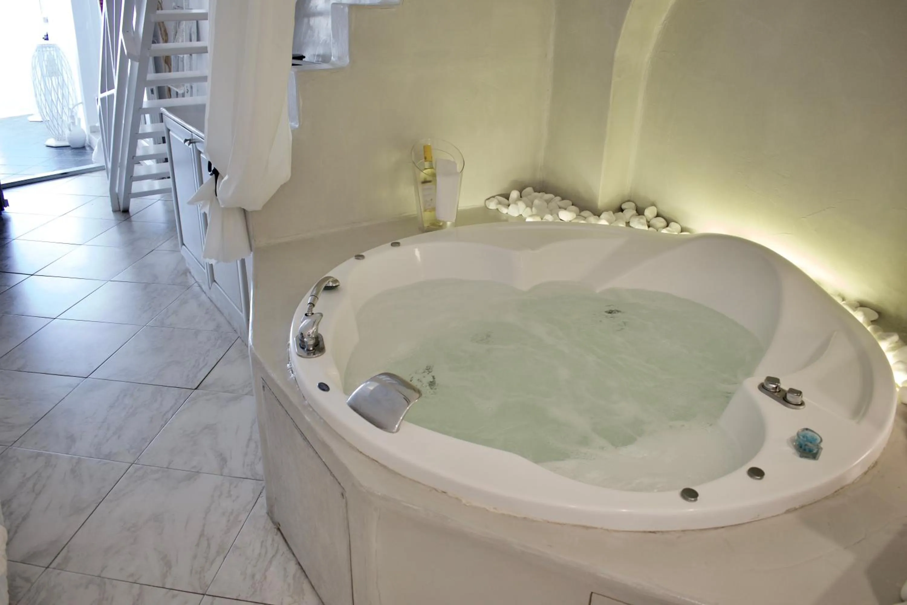 Hot Tub in Aeolos Art & Eco Suites Adults Only