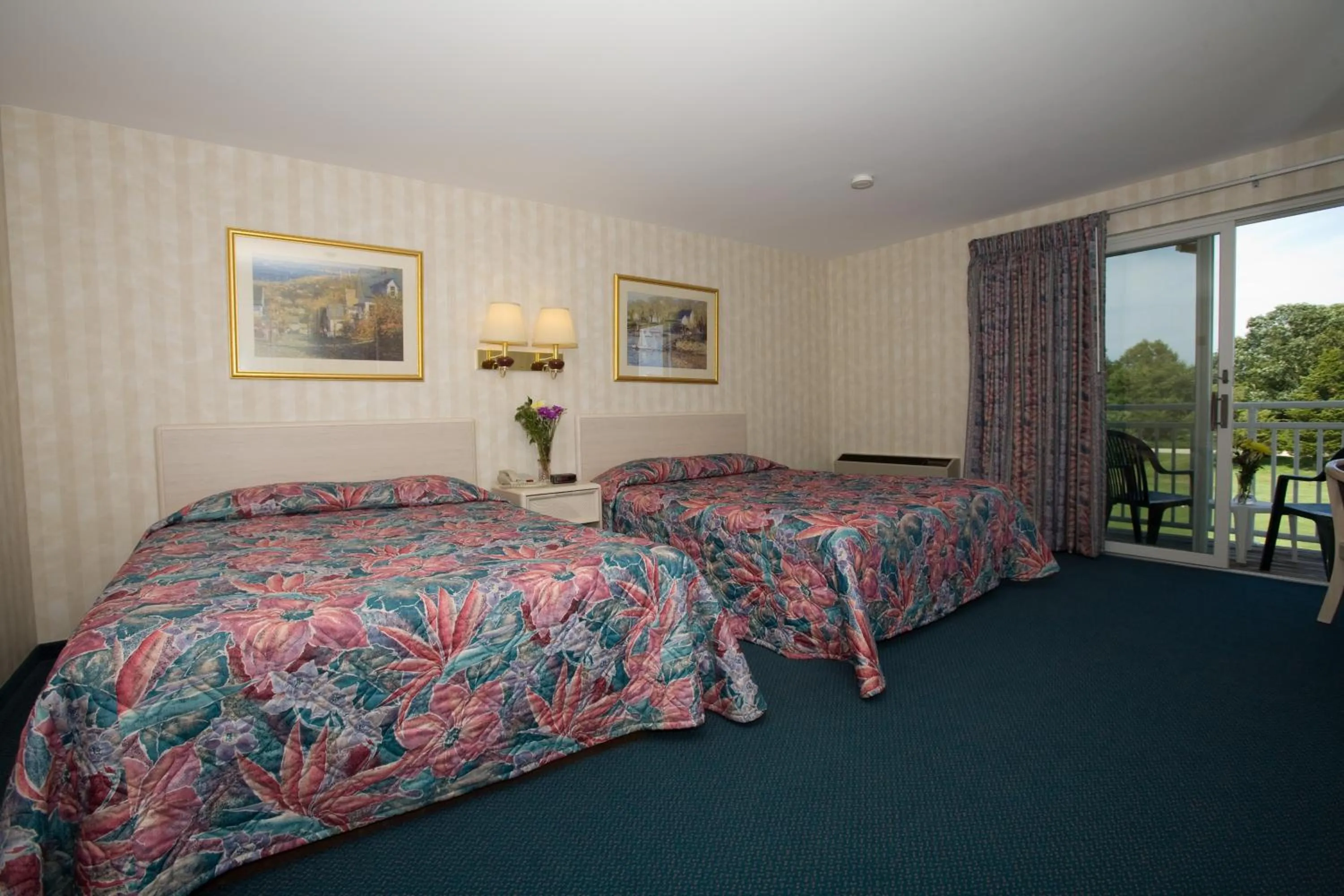 Bed in Winnapaug Inn