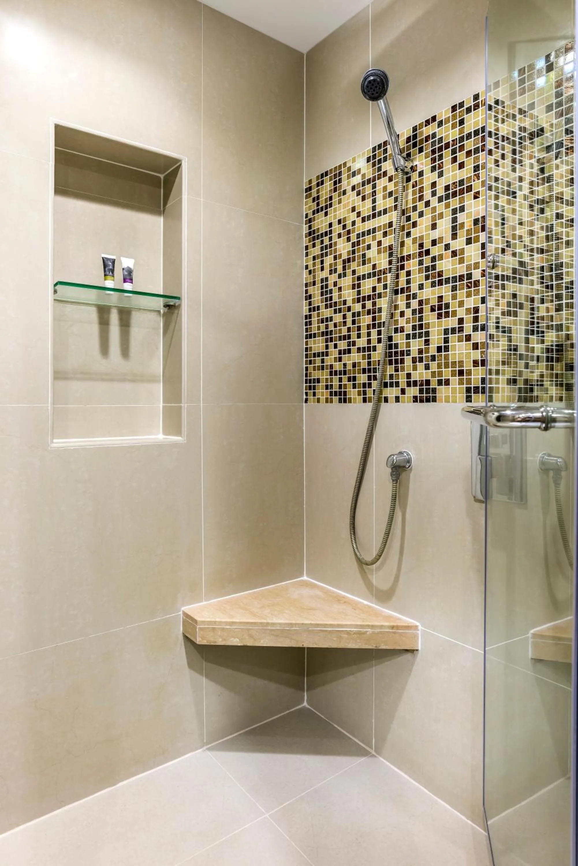 Photo of the whole room in Mercure Bangkok Sukhumvit 11