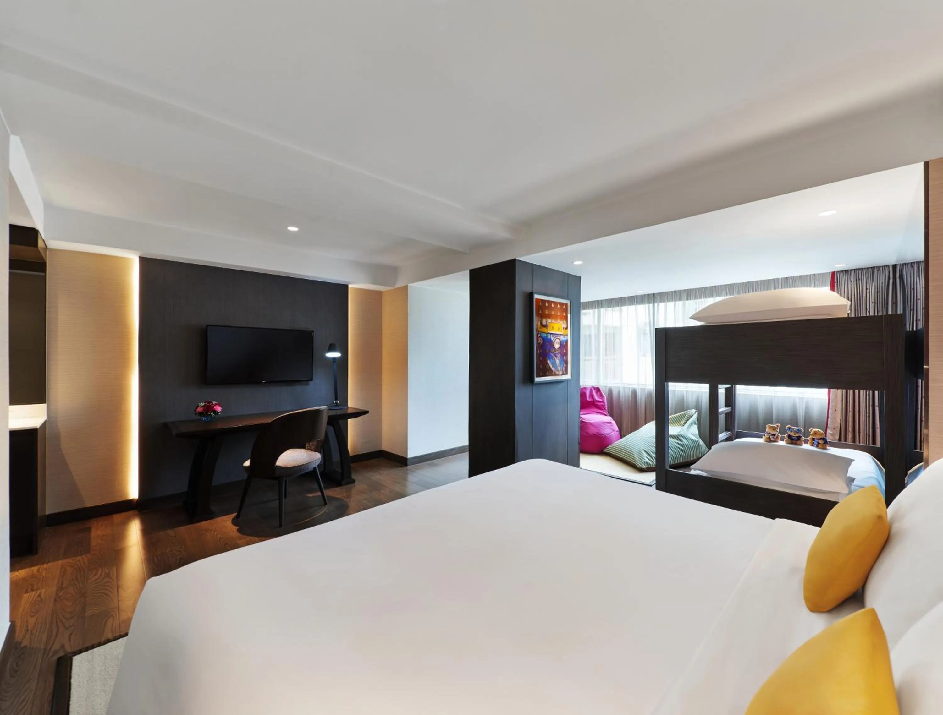 Photo of the whole room, Bed in Mercure Bangkok Sukhumvit 11