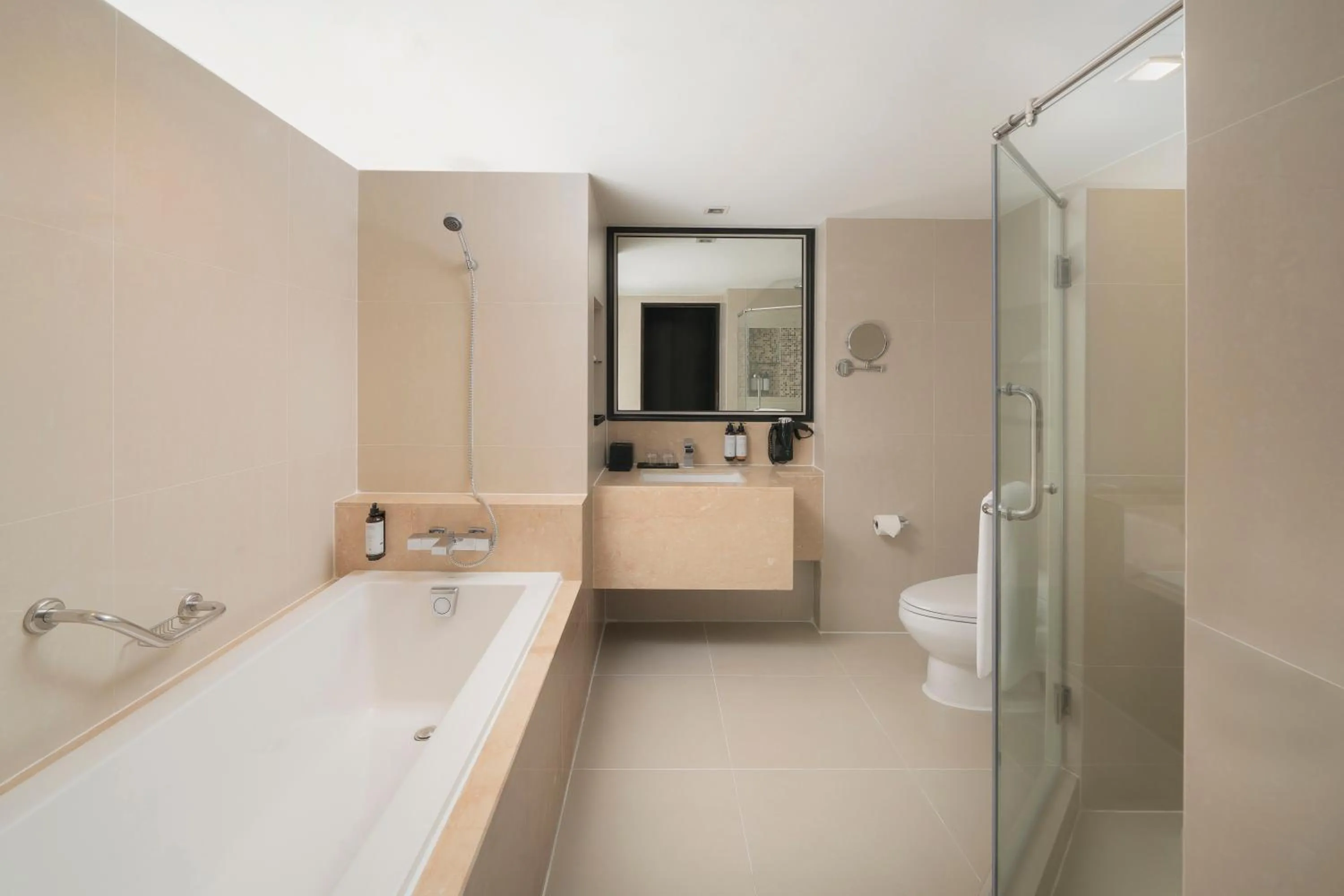 Bathroom, Bed in Mercure Bangkok Sukhumvit 11