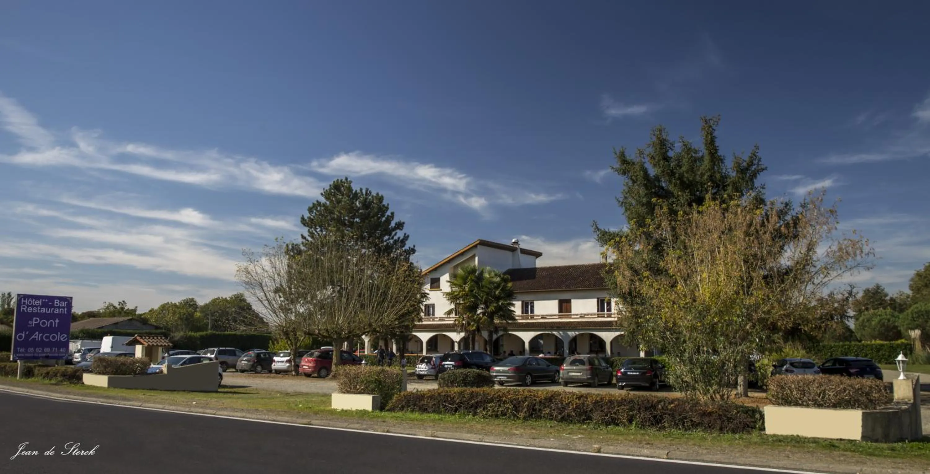Property building in Logis Hôtel Le pont d'Arcole