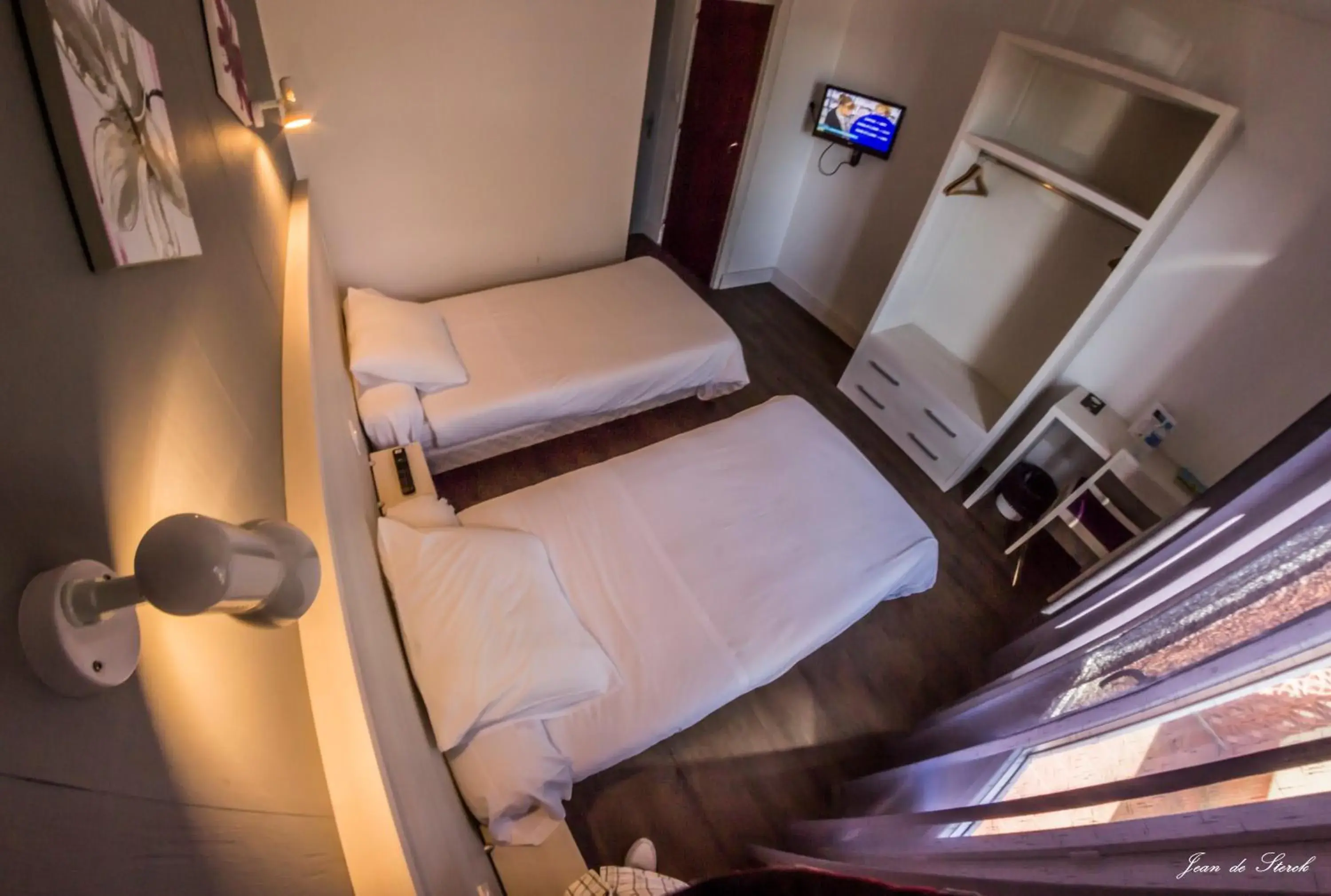 Twin Room in Logis Hôtel Le pont d'Arcole Twin Room in Logis Hôtel Le pont d'Arcole