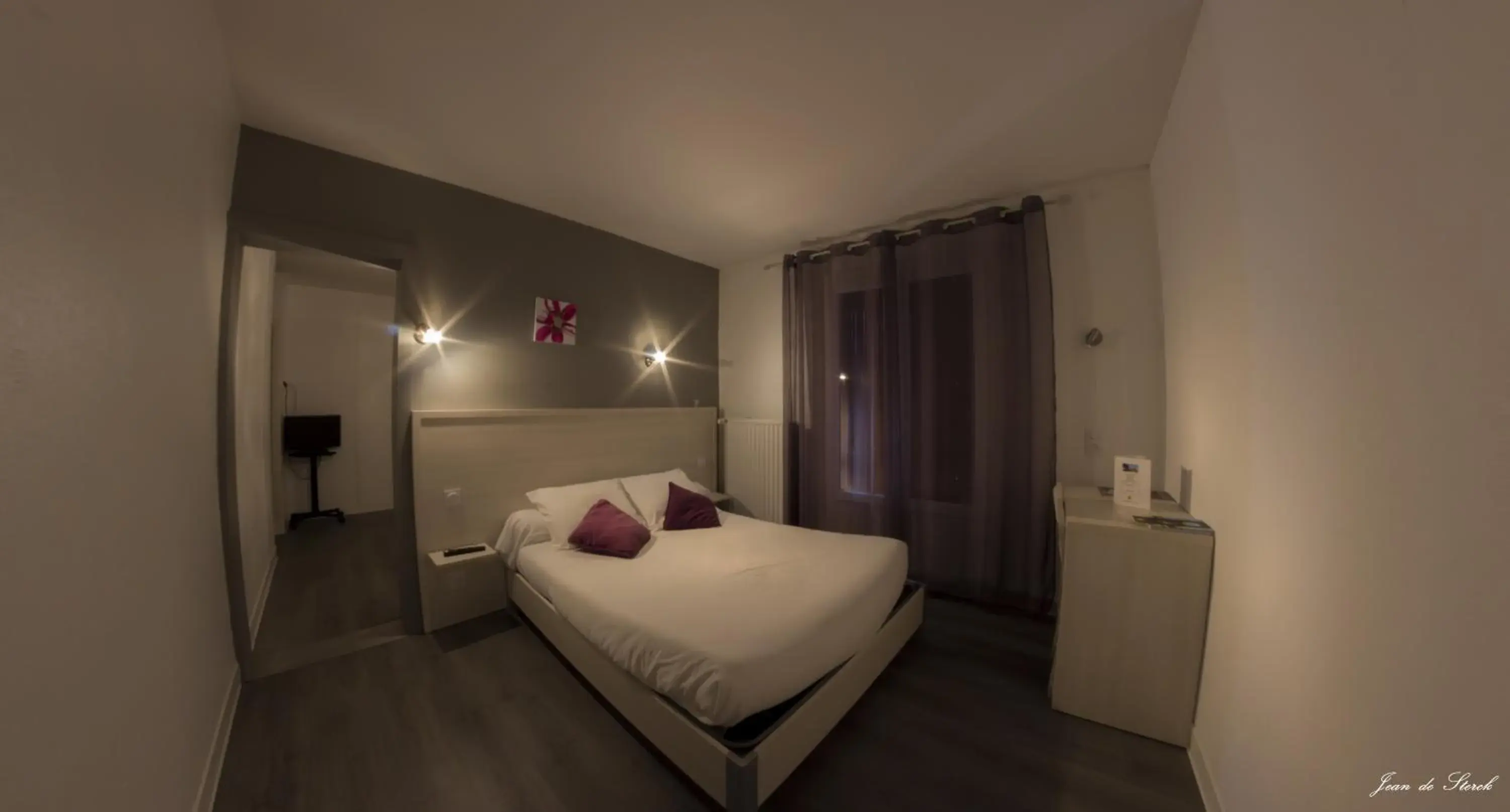 Quadruple Room in Logis Hôtel Le pont d'Arcole Quadruple Room in Logis Hôtel Le pont d'Arcole