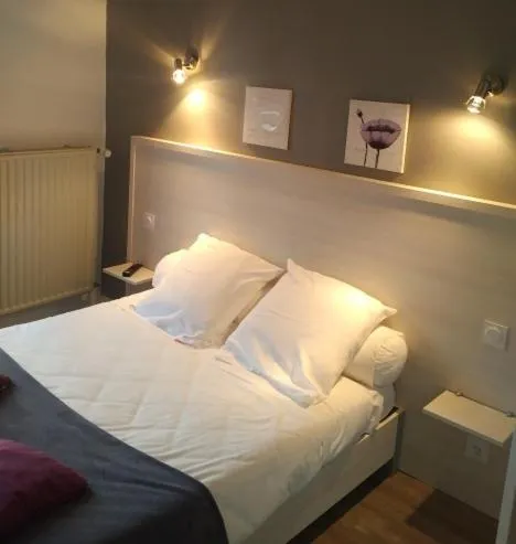 Bed in Logis Hôtel Le pont d'Arcole