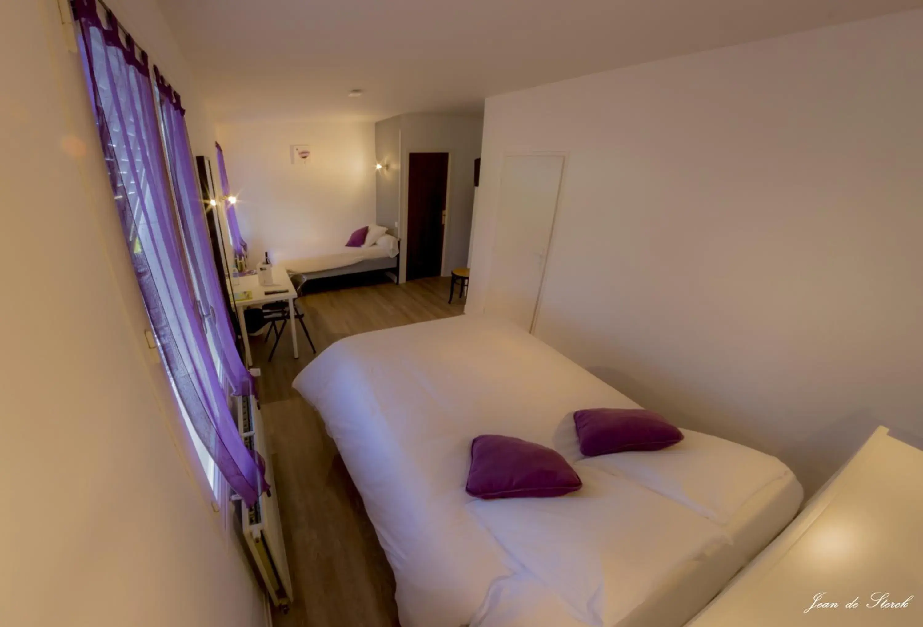 Triple Room in Logis Hôtel Le pont d'Arcole Triple Room in Logis Hôtel Le pont d'Arcole