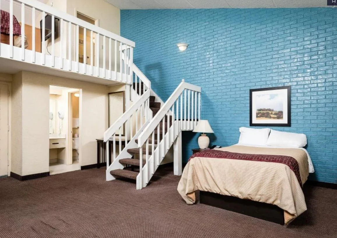 Bed in La Casa Inn and Suites