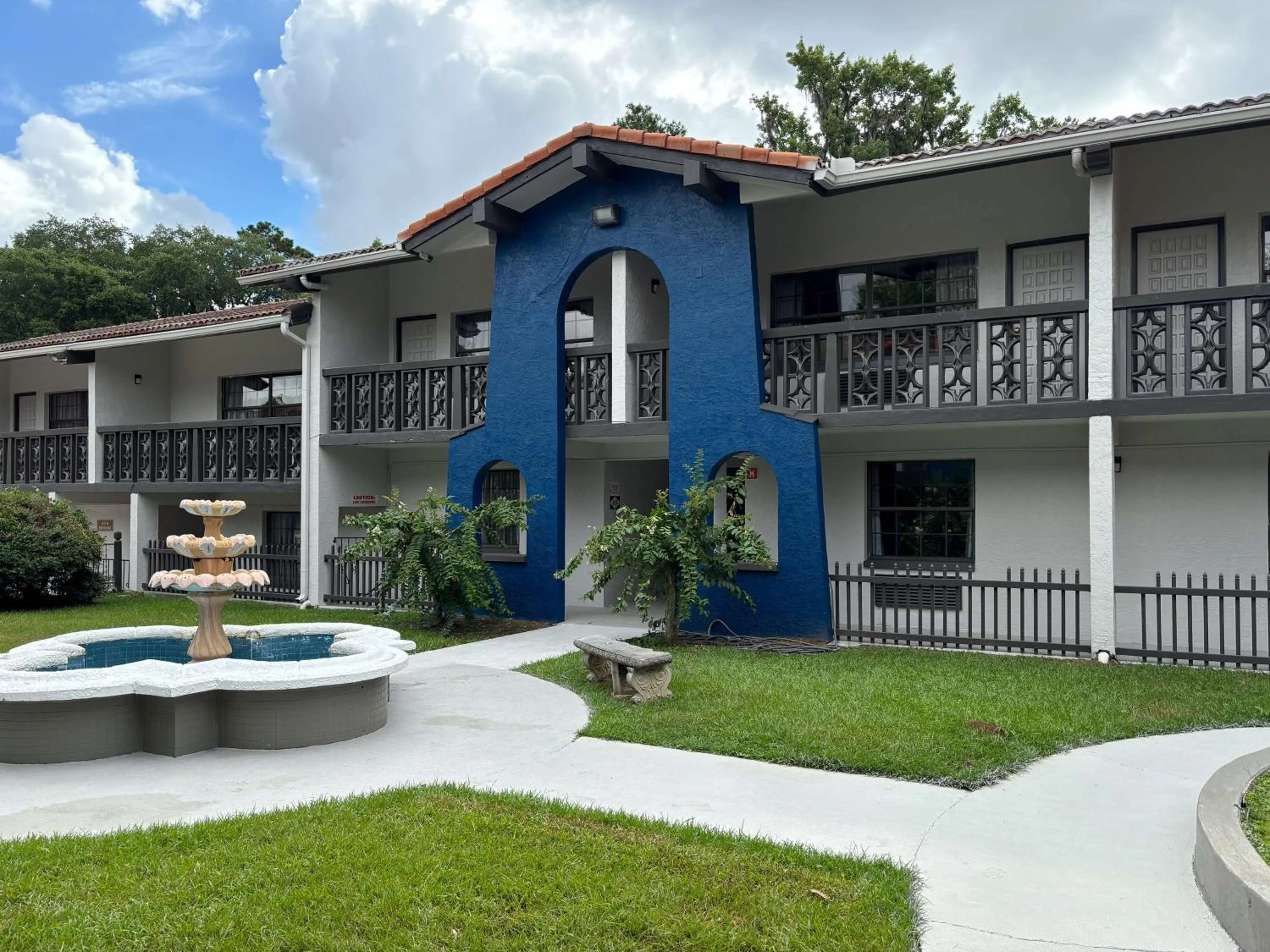 Property Building in La Casa Inn and Suites