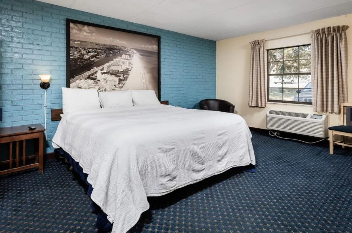 Bed in La Casa Inn and Suites