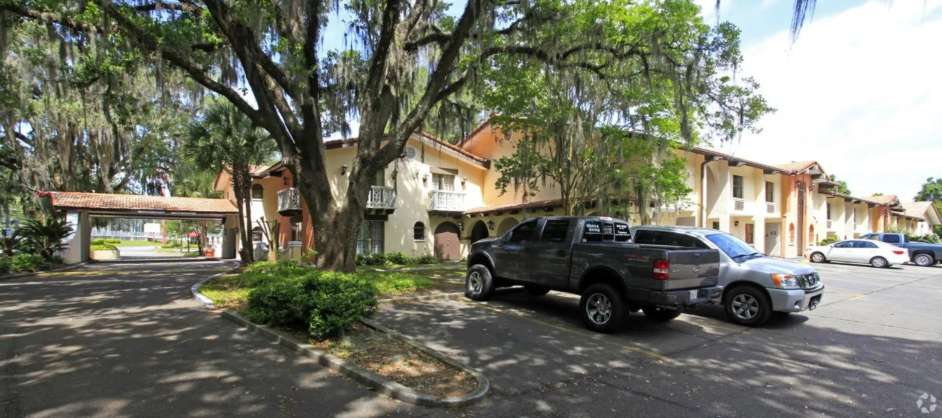 Property Building in La Casa Inn and Suites