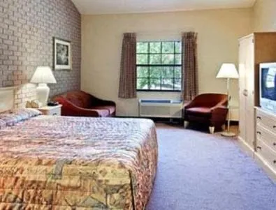 Bed in La Casa Inn and Suites