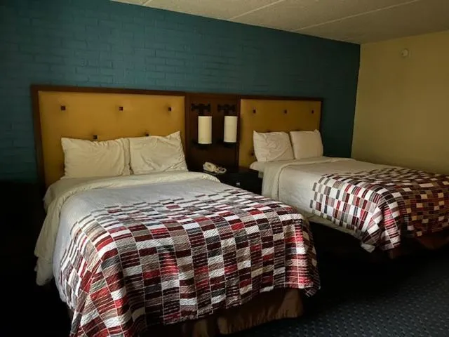 Bed in La Casa Inn and Suites