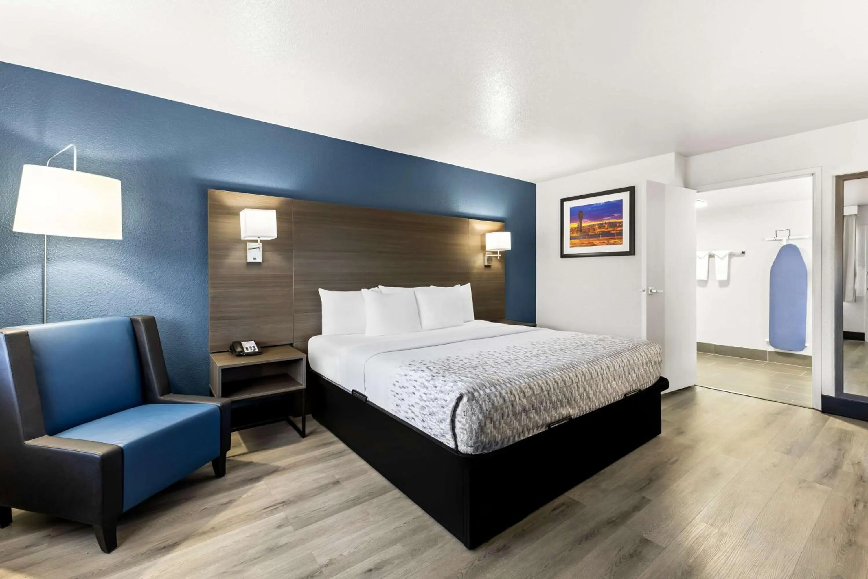 Bedroom, Bed in SureStay Hotel by Best Western Phoenix Airport