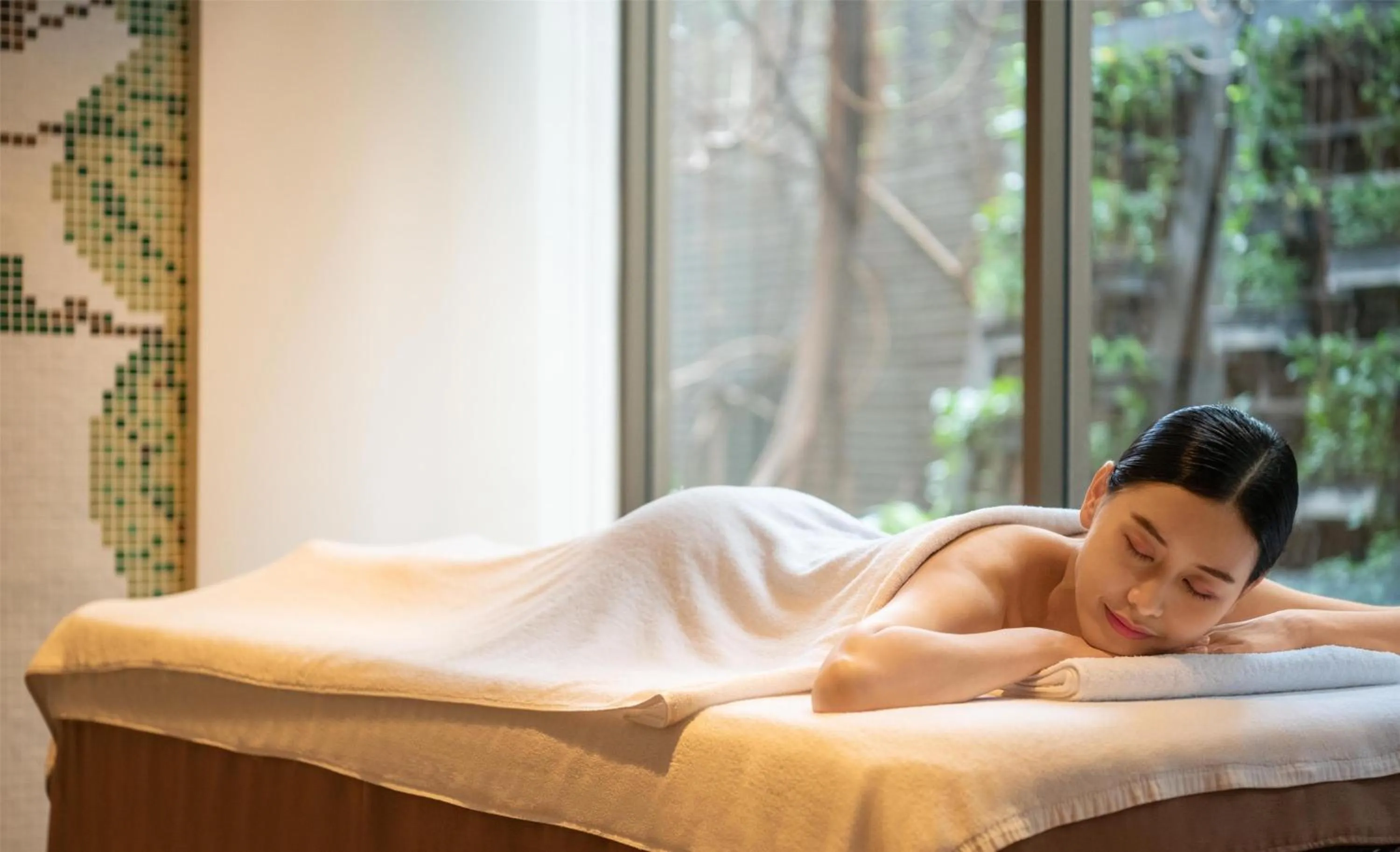 Spa and wellness centre/facilities, Bed in Millennium Hilton Bangkok