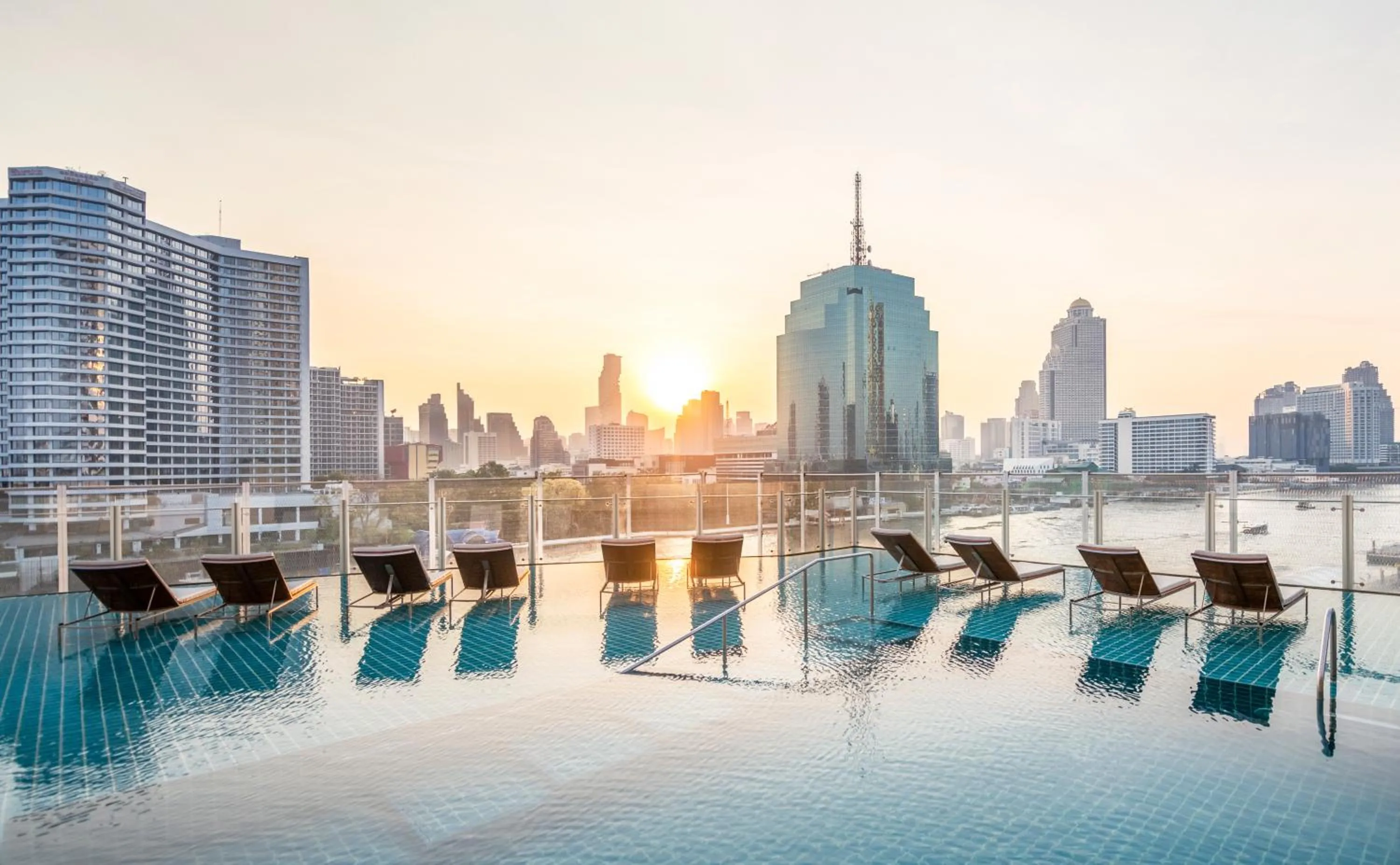 Swimming pool in Millennium Hilton Bangkok