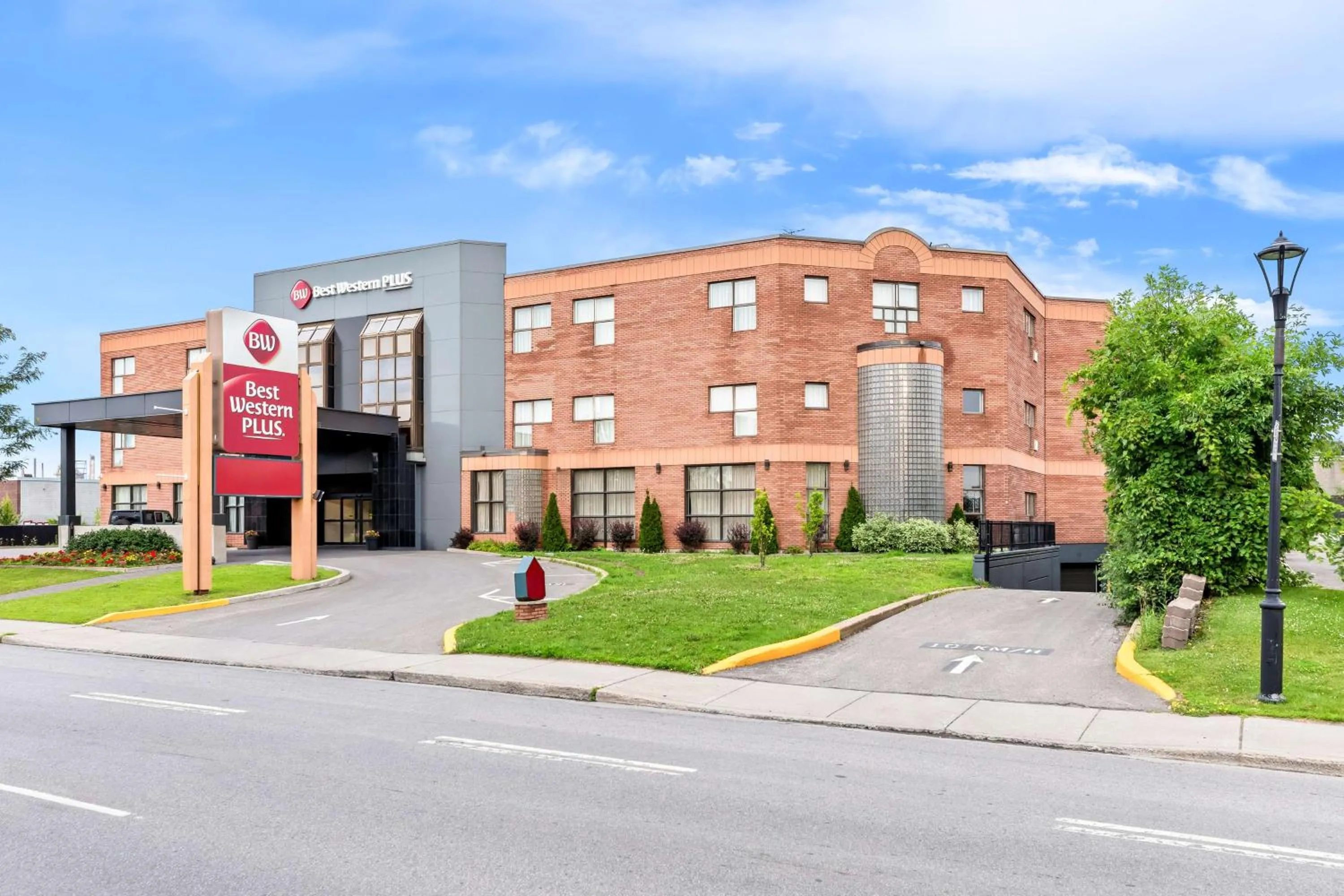 Property building in Best Western Plus Montreal East