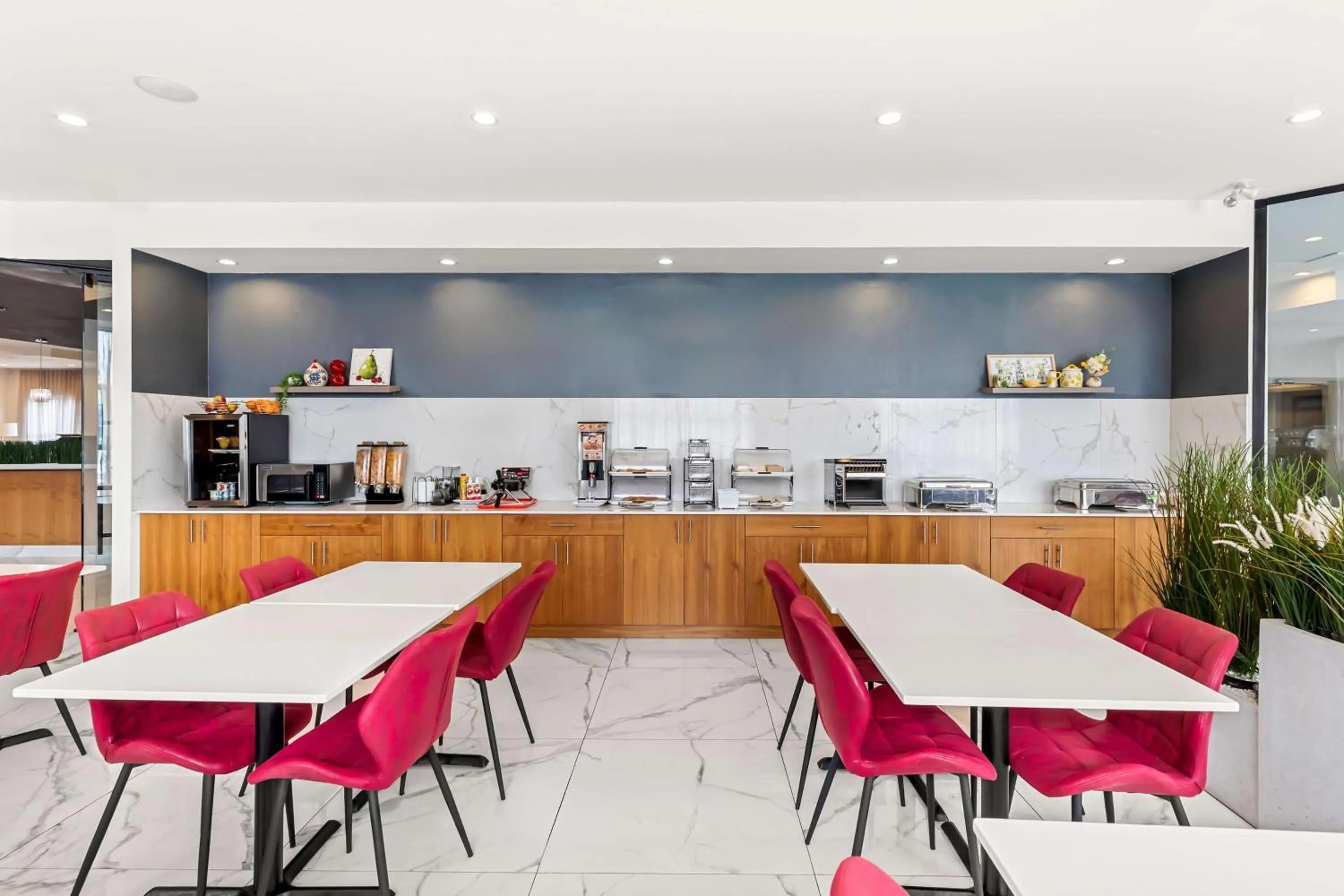 Breakfast in Best Western Plus Montreal East