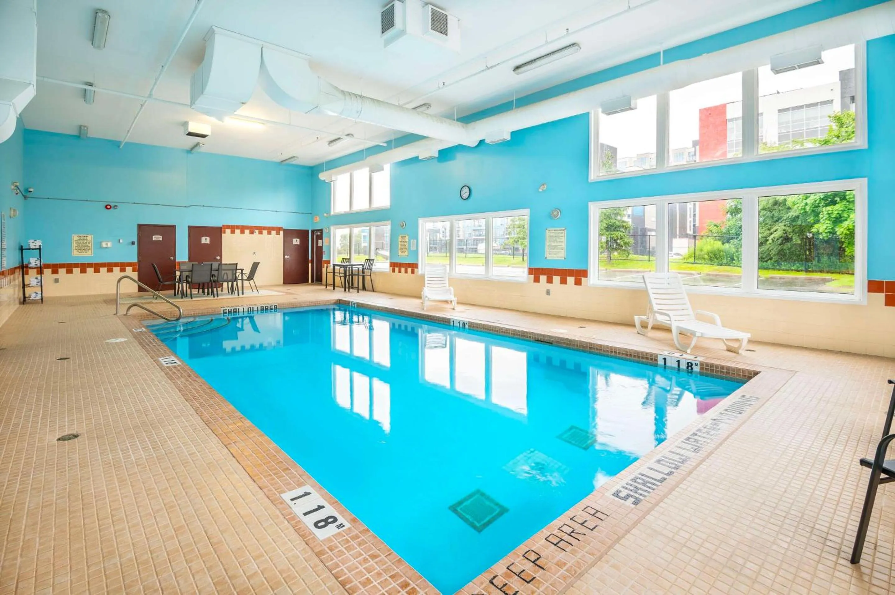 Swimming pool in Quality Inn & Suites