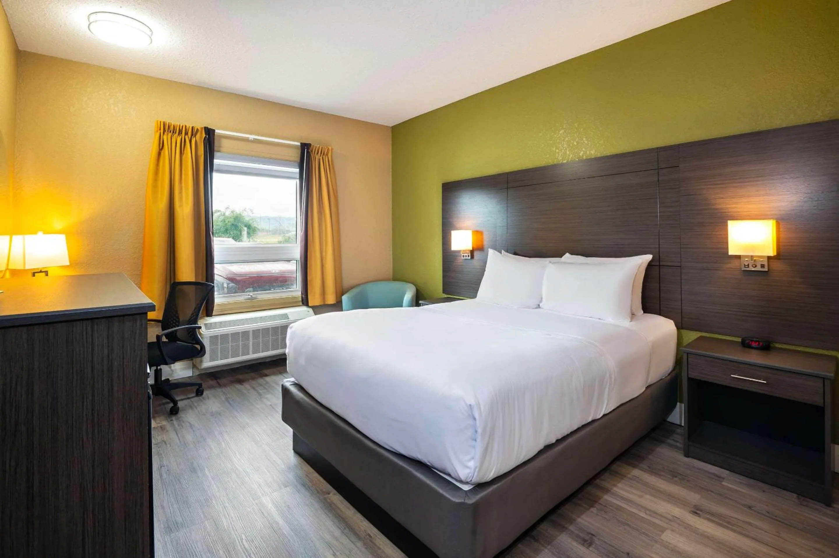 Bedroom, Bed in Quality Inn & Suites